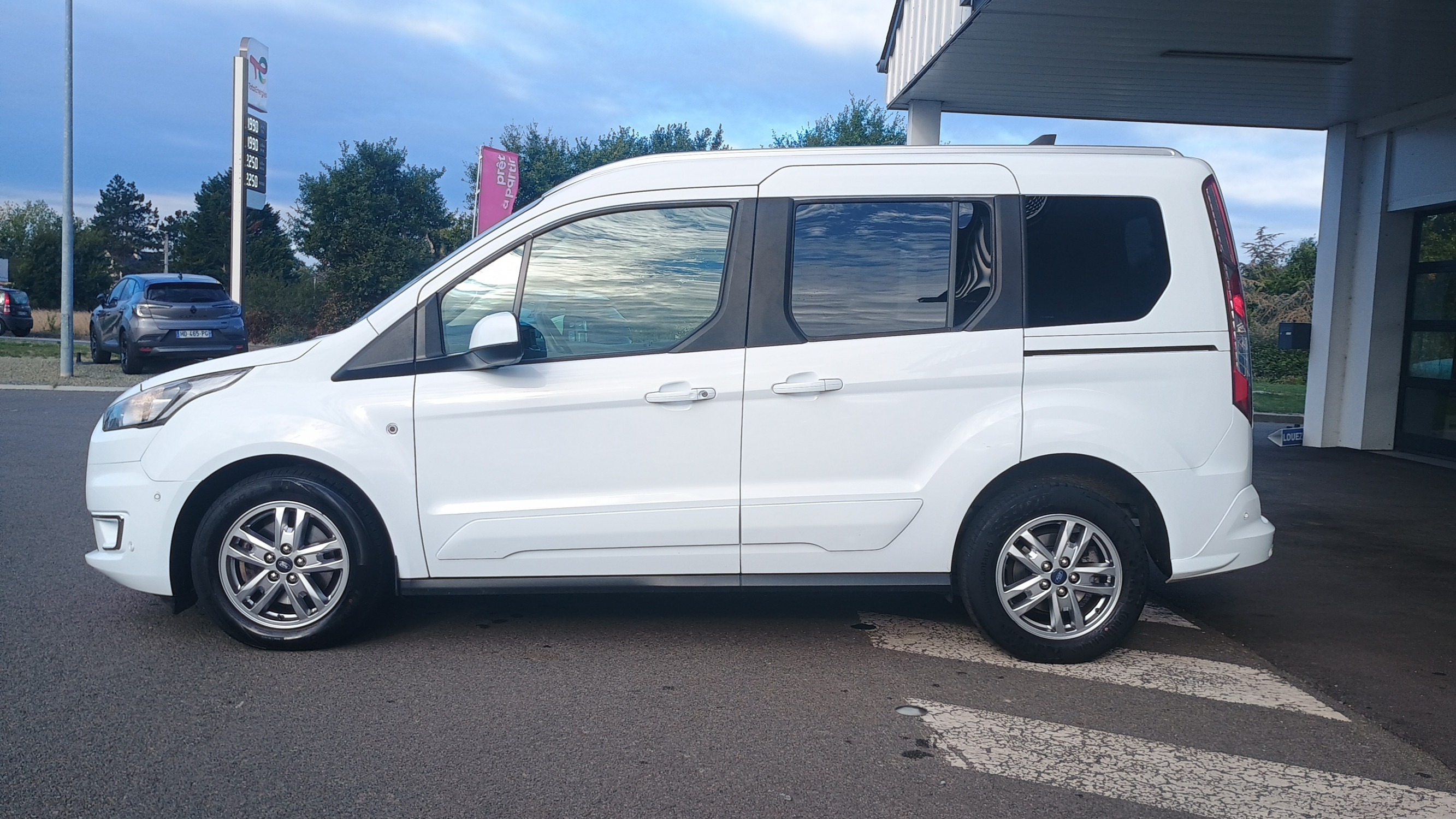 Vente en ligne Ford Tourneo Connect  1.5 L EcoBlue 120 S&S au prix de 19 990 €