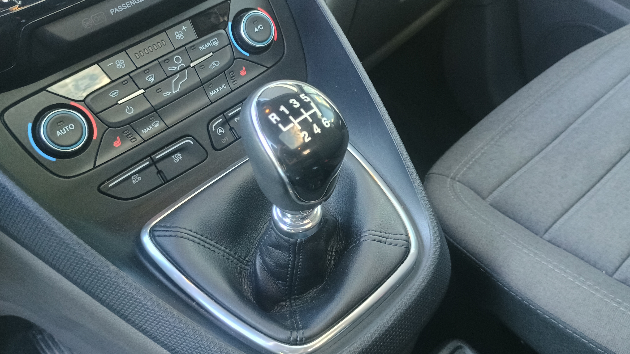 Vente en ligne Ford Tourneo Connect  1.5 L EcoBlue 120 S&S au prix de 19 490 €