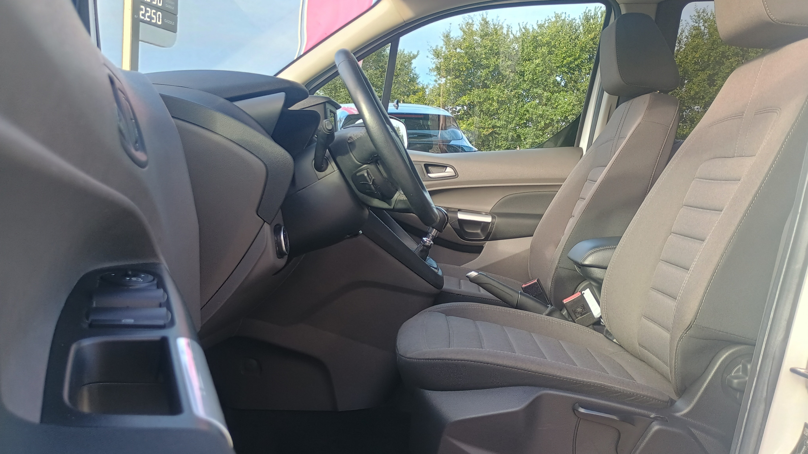 Vente en ligne Ford Tourneo Connect  1.5 L EcoBlue 120 S&S au prix de 19 990 €