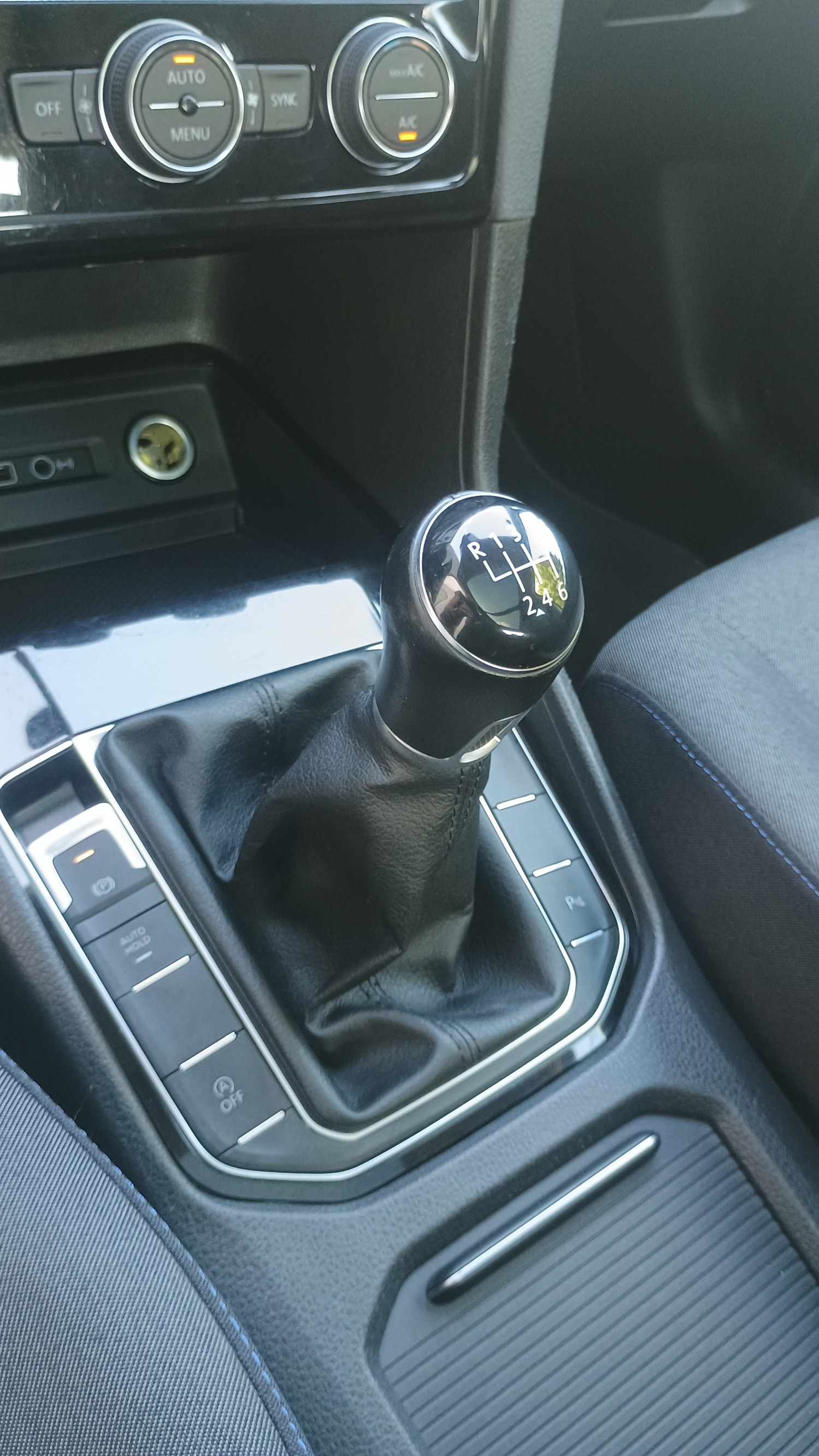 Vente en ligne Volkswagen Golf Sportvan  1.0 TSI 110 BMT BVM6 au prix de 14 990 €
