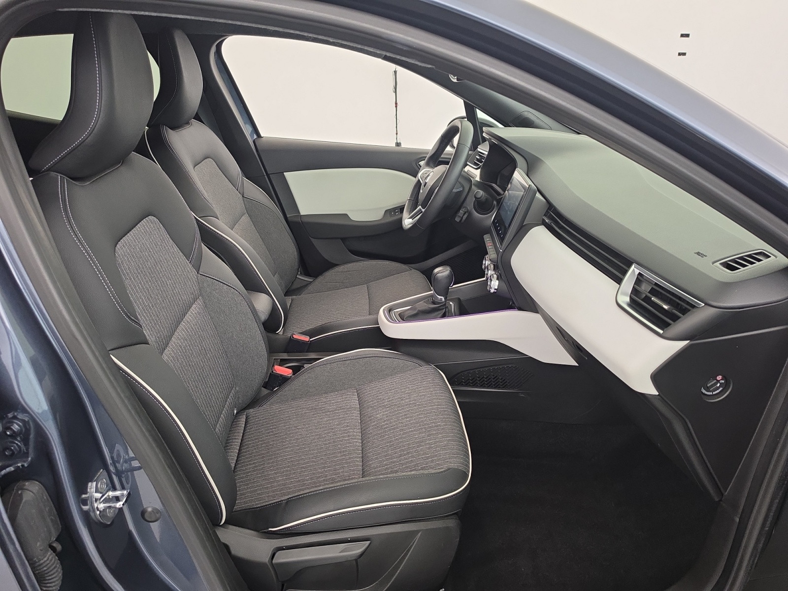 Vente en ligne Renault Clio 5 Clio E-Tech full hybrid 145 au prix de 16 900 €