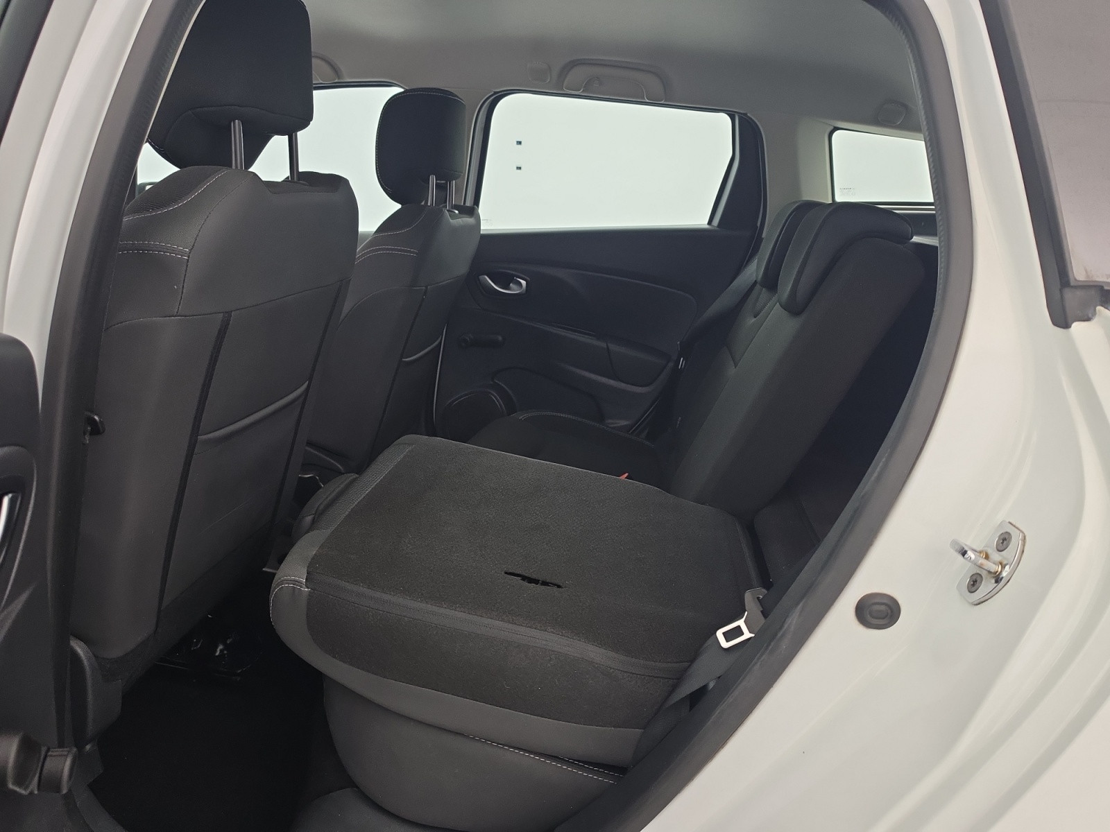 Vente en ligne Renault Clio 4 Estate Clio Estate 1.2 16V 75 au prix de 9 650 €