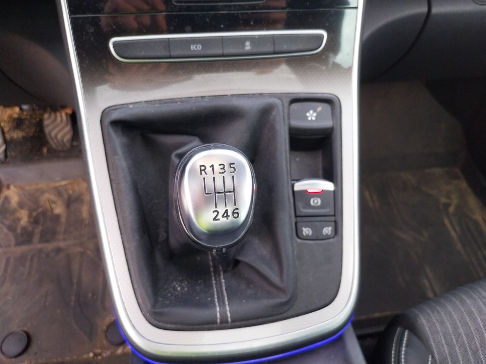 Vente en ligne Renault Grand Scenic 4 Grand Scenic TCe 140 au prix de 21 660 €