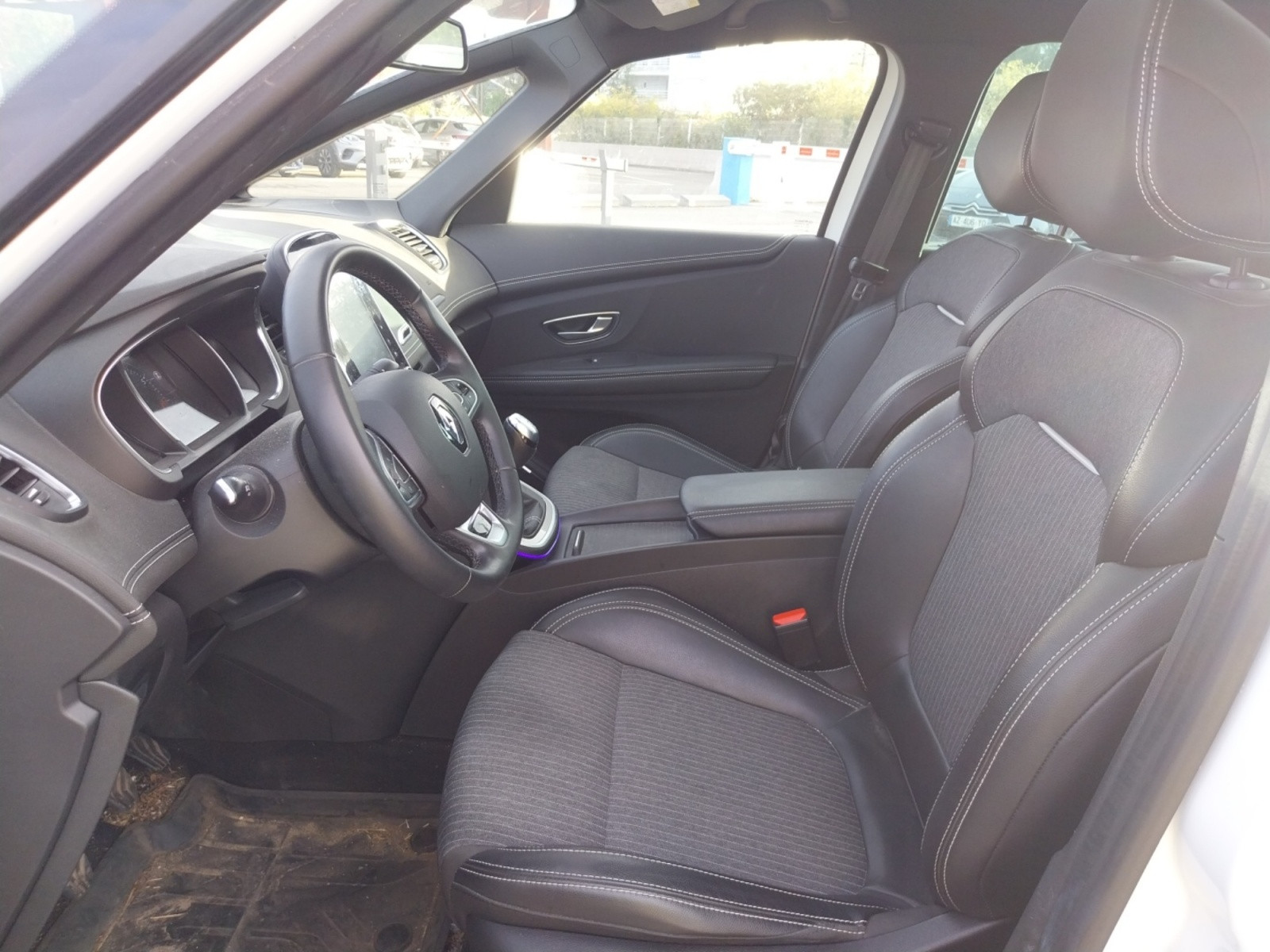 Vente en ligne Renault Grand Scenic 4 Grand Scenic TCe 140 au prix de 21 660 €