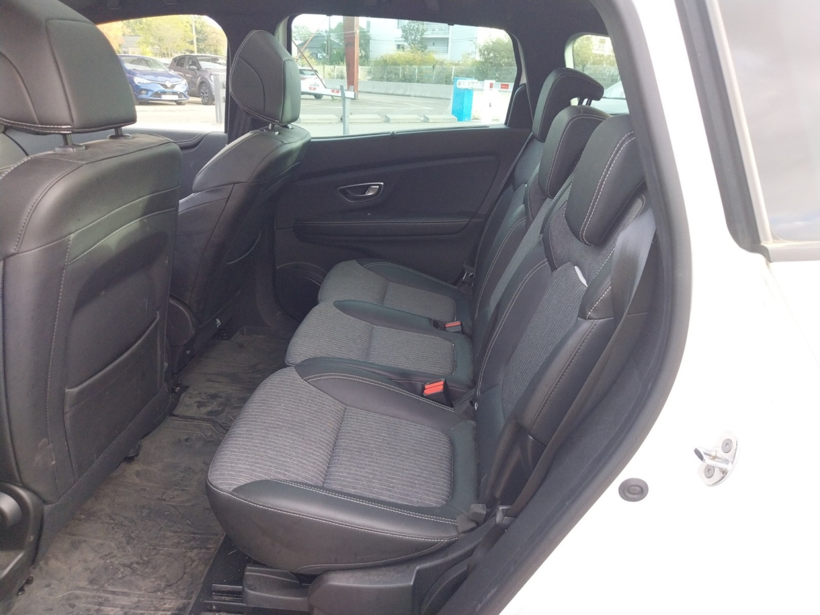 Vente en ligne Renault Grand Scenic 4 Grand Scenic TCe 140 au prix de 21 660 €