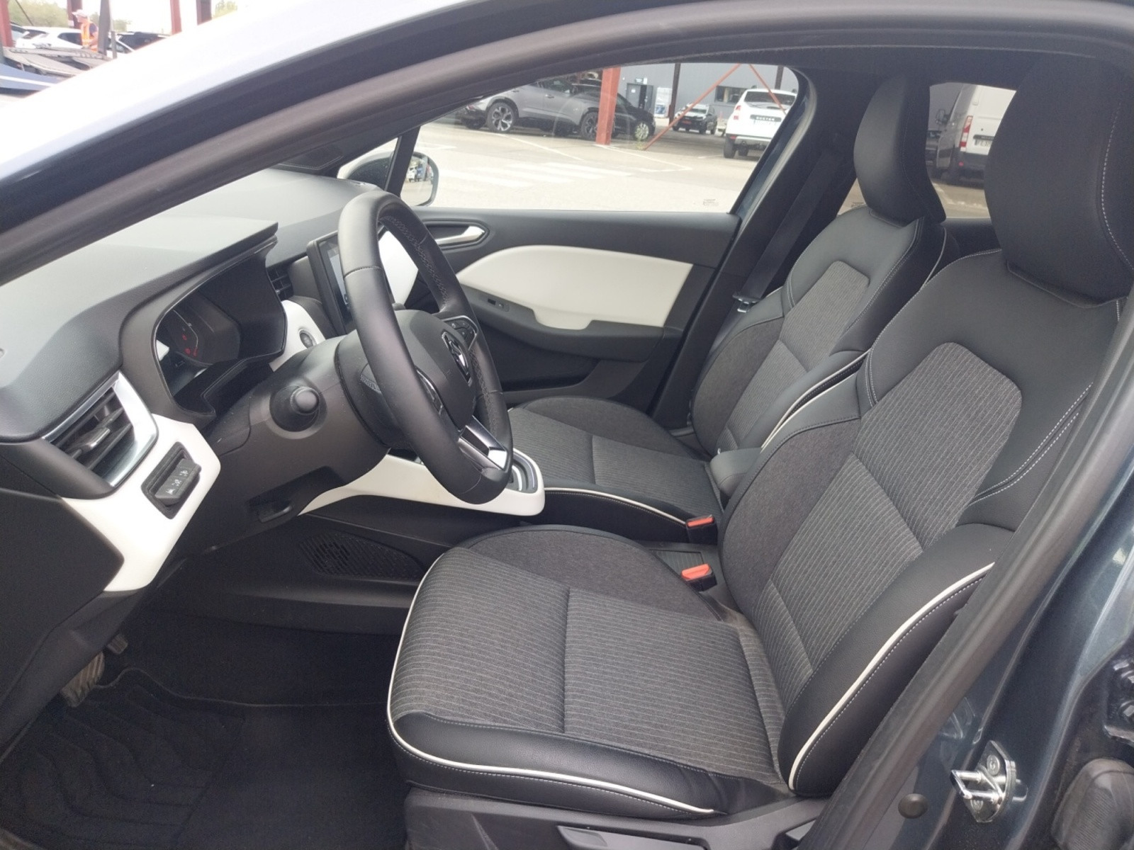 Vente en ligne Renault Clio 5 Clio E-Tech full hybrid 145 au prix de 16 900 €
