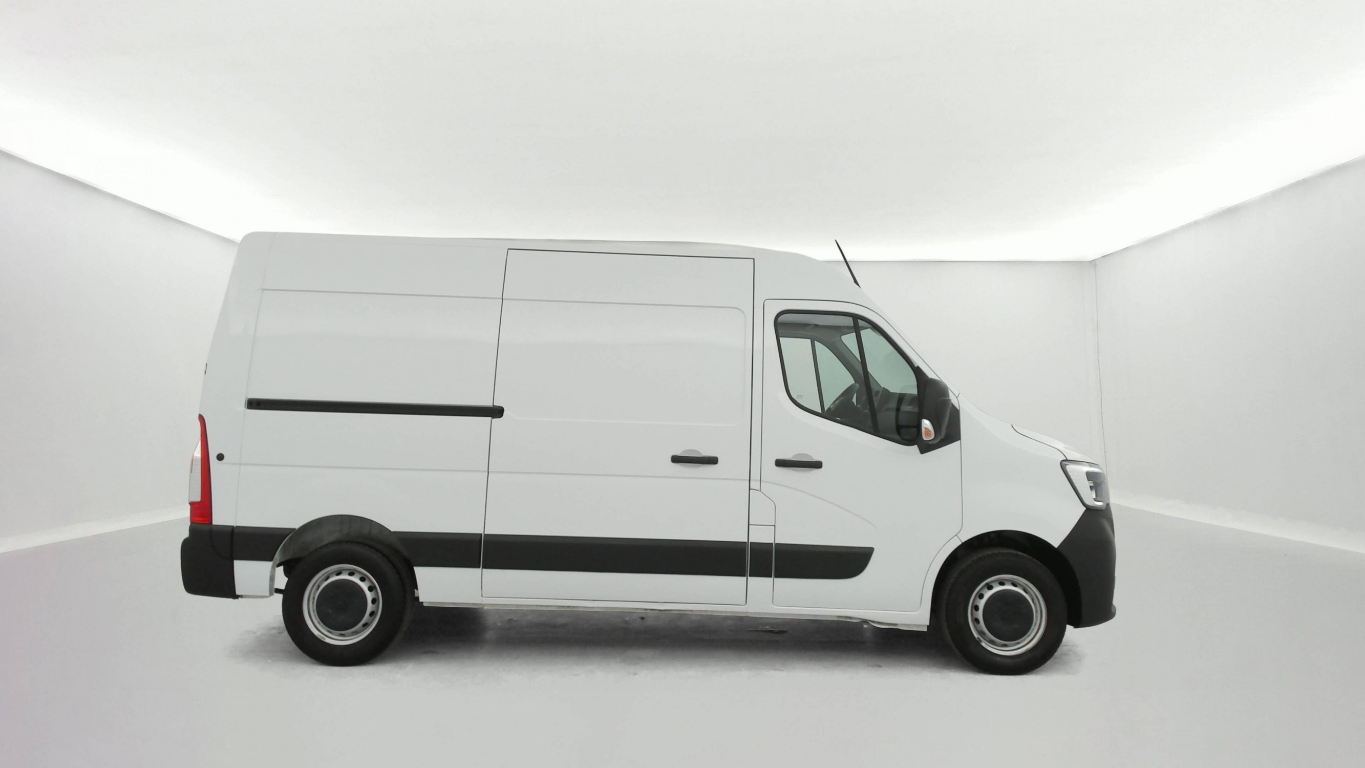 Vente en ligne Renault Master Fourgon MASTER FGN TRAC F3500 L2H2 BLUE DCI 135 au prix de 21 990 €