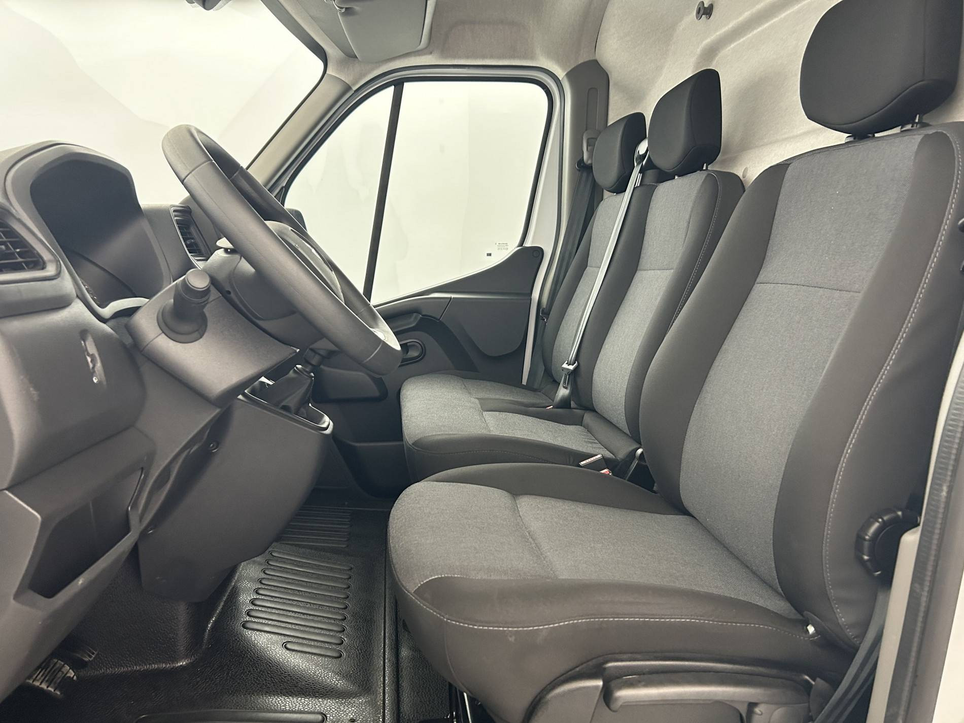 Vente en ligne Renault Master Fourgon MASTER FGN TRAC F3500 L2H2 BLUE DCI 135 au prix de 21 990 €