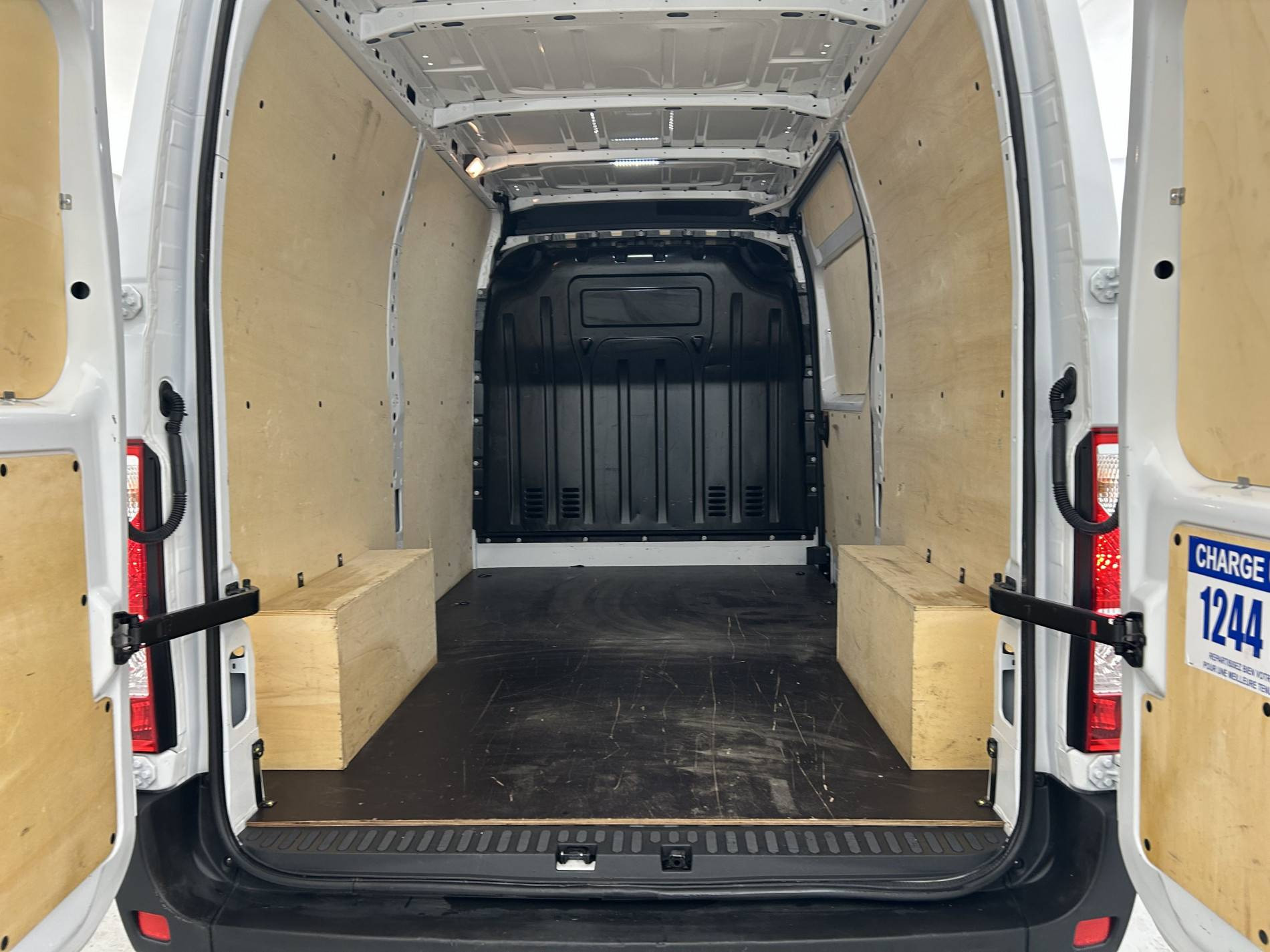Vente en ligne Renault Master Fourgon MASTER FGN TRAC F3500 L2H2 BLUE DCI 135 au prix de 21 990 €