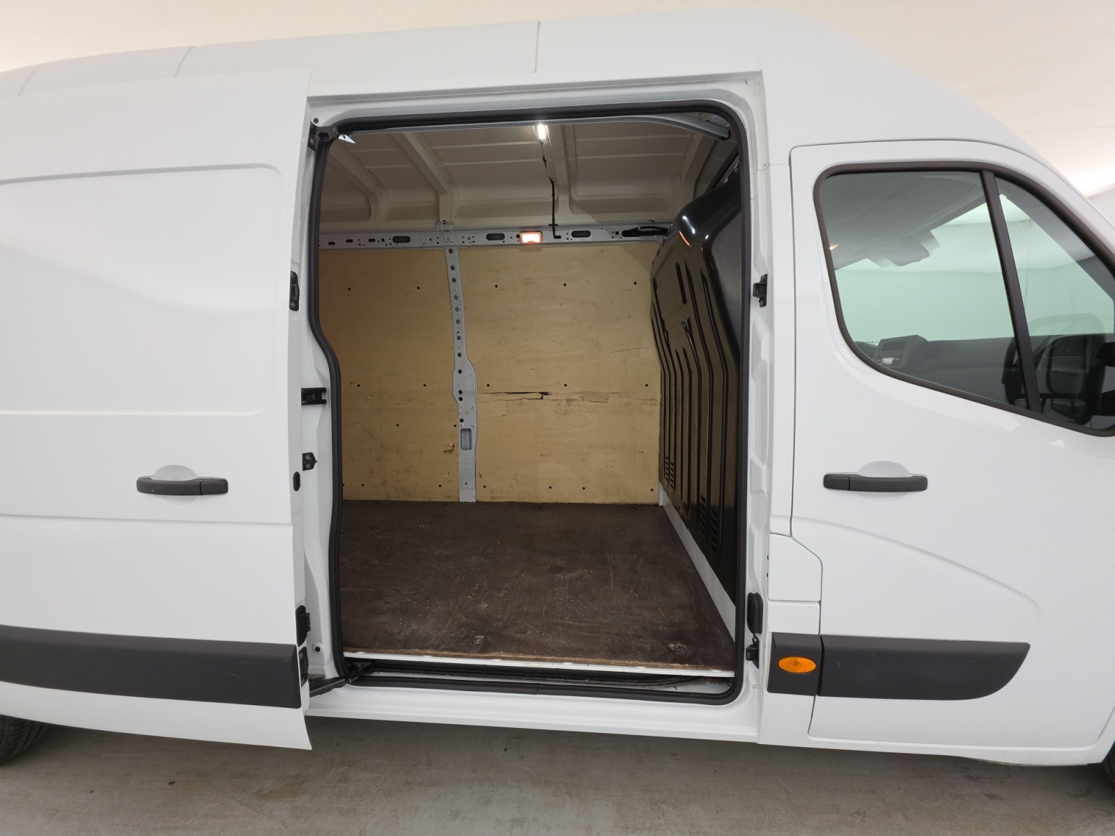 Vente en ligne Renault Master Fourgon MASTER FGN TRAC F3500 L3H3 BLUE DCI 135 au prix de 22 990 €