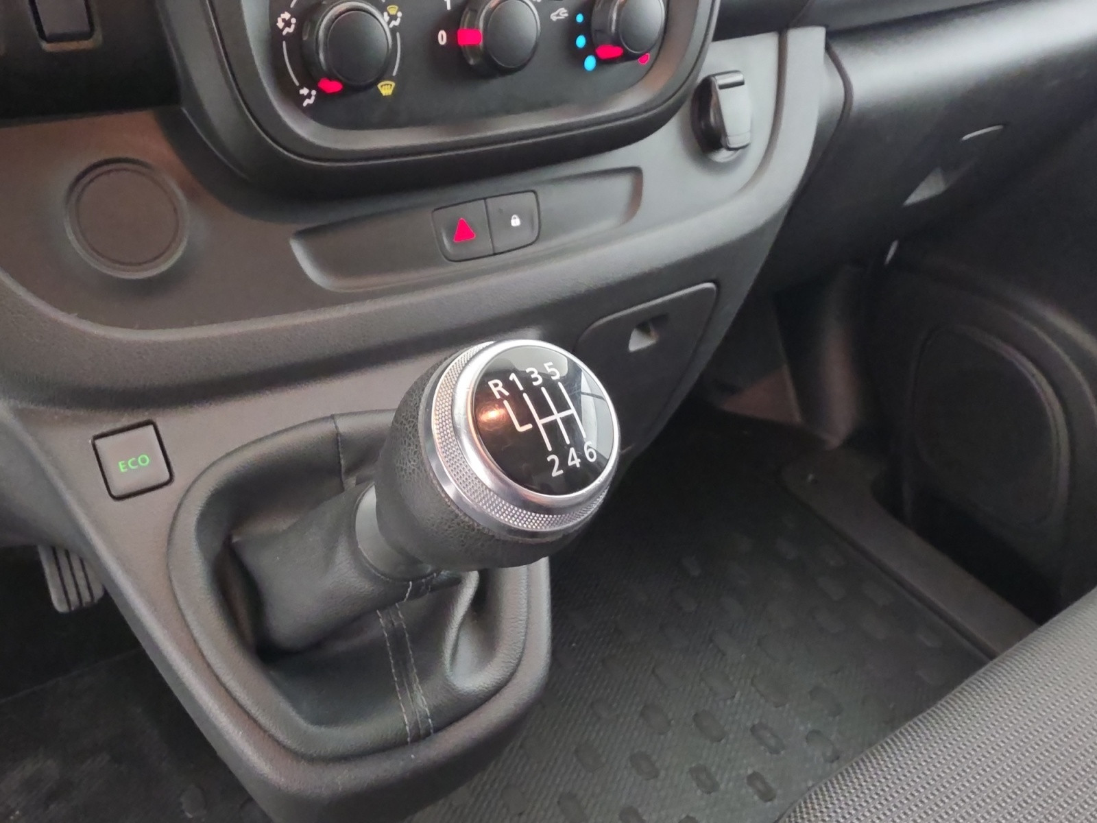Vente en ligne Renault Trafic 3 Fourgon TRAFIC FGN L1H1 1000 KG DCI 120 au prix de 18 490 €