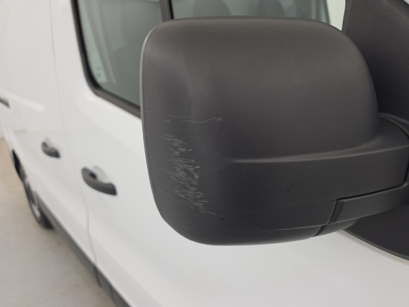 Vente en ligne Renault Trafic 3 Fourgon TRAFIC FGN L1H1 1000 KG DCI 120 au prix de 18 490 €