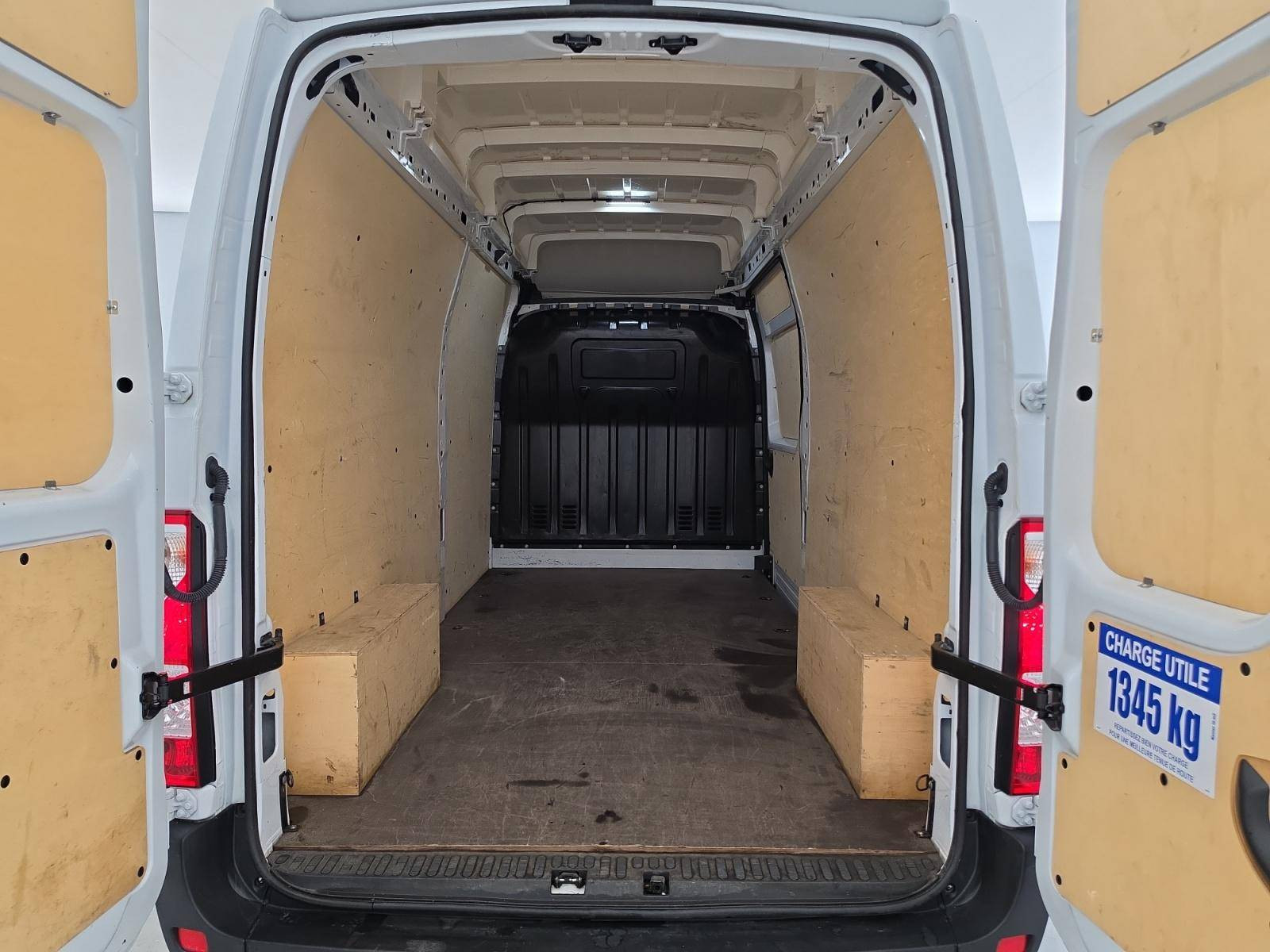 Vente en ligne Renault Master Fourgon MASTER FGN TRAC F3500 L3H3 BLUE DCI 135 au prix de 22 790 €