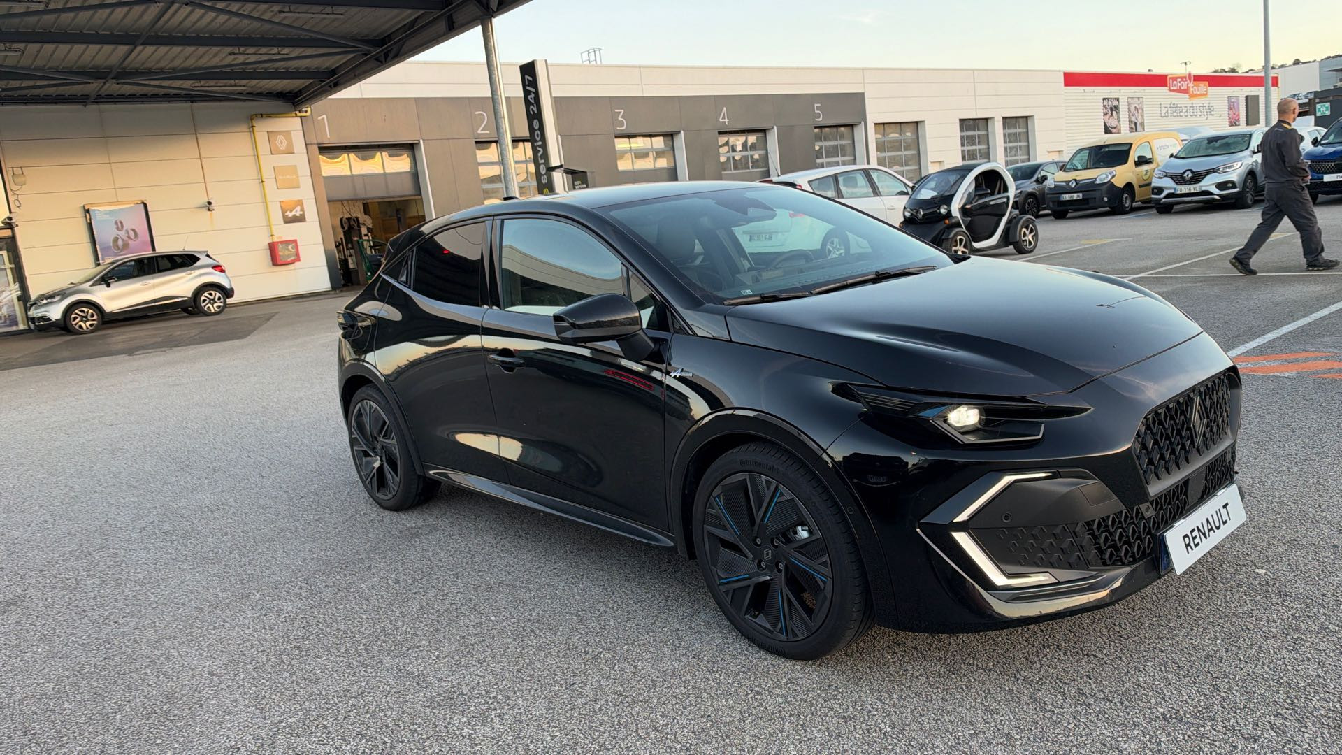 Vente en ligne Renault Clio 6 Clio E-Tech full hybrid 160 ch au prix de 26 900 €