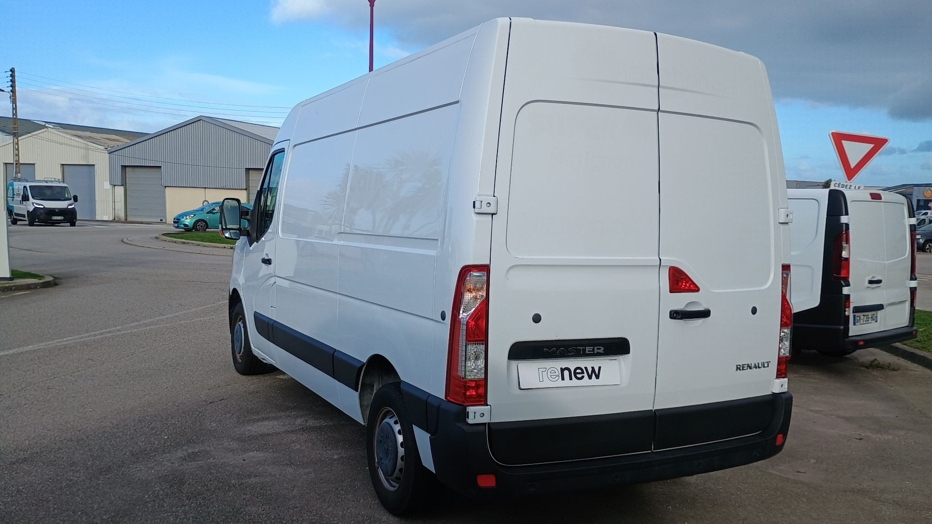 Vente en ligne Renault Master Fourgon MASTER FGN TRAC F3500 L2H2 BLUE DCI 135 au prix de 20 990 €