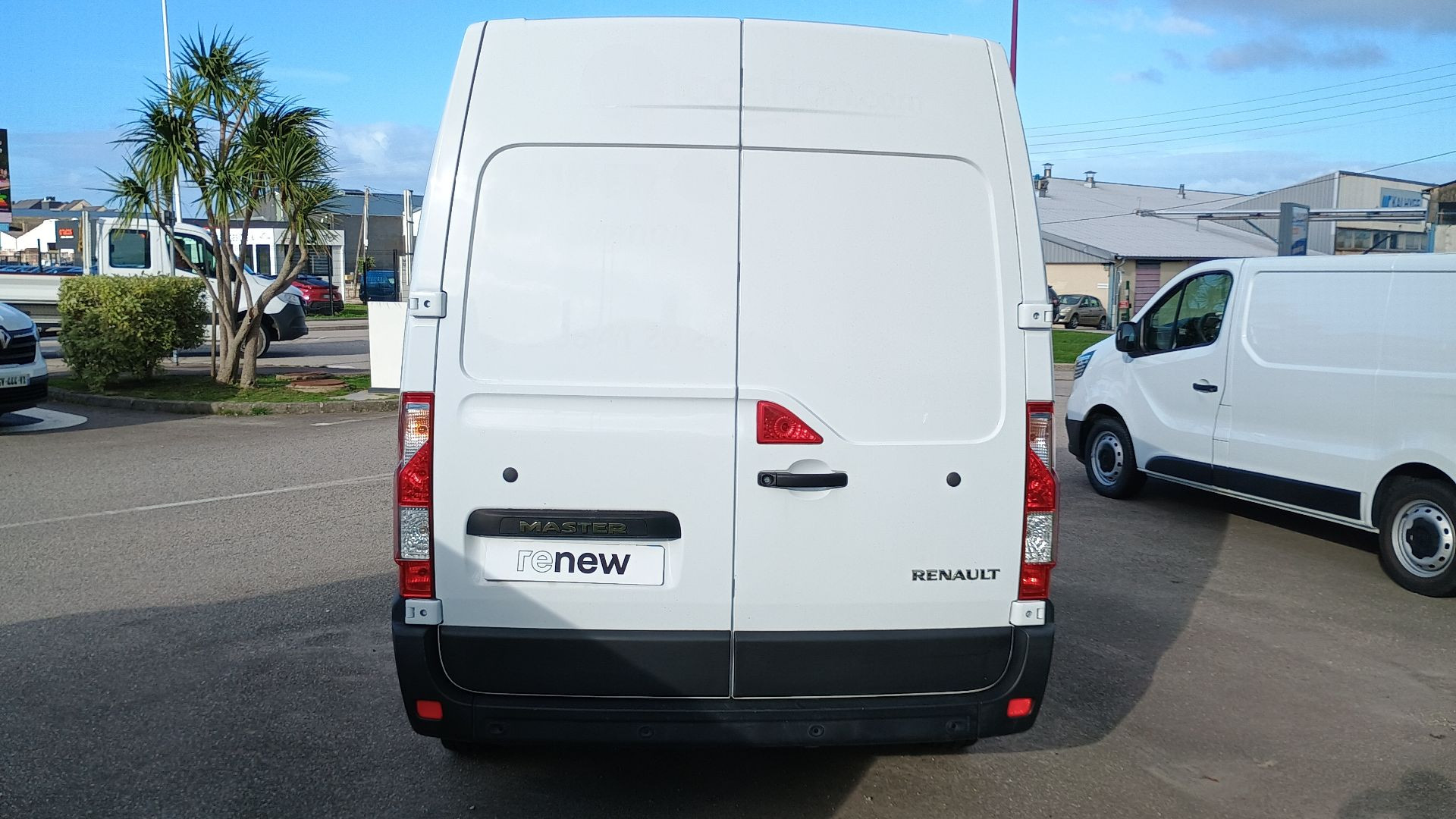 Vente en ligne Renault Master Fourgon MASTER FGN TRAC F3500 L2H2 BLUE DCI 135 au prix de 20 990 €