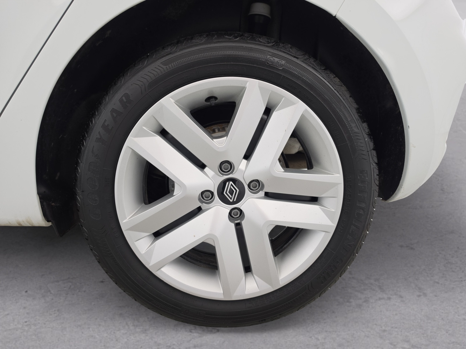 Vente en ligne Renault Clio 5 CLIO BLUE DCI 100 CH au prix de 16 990 €