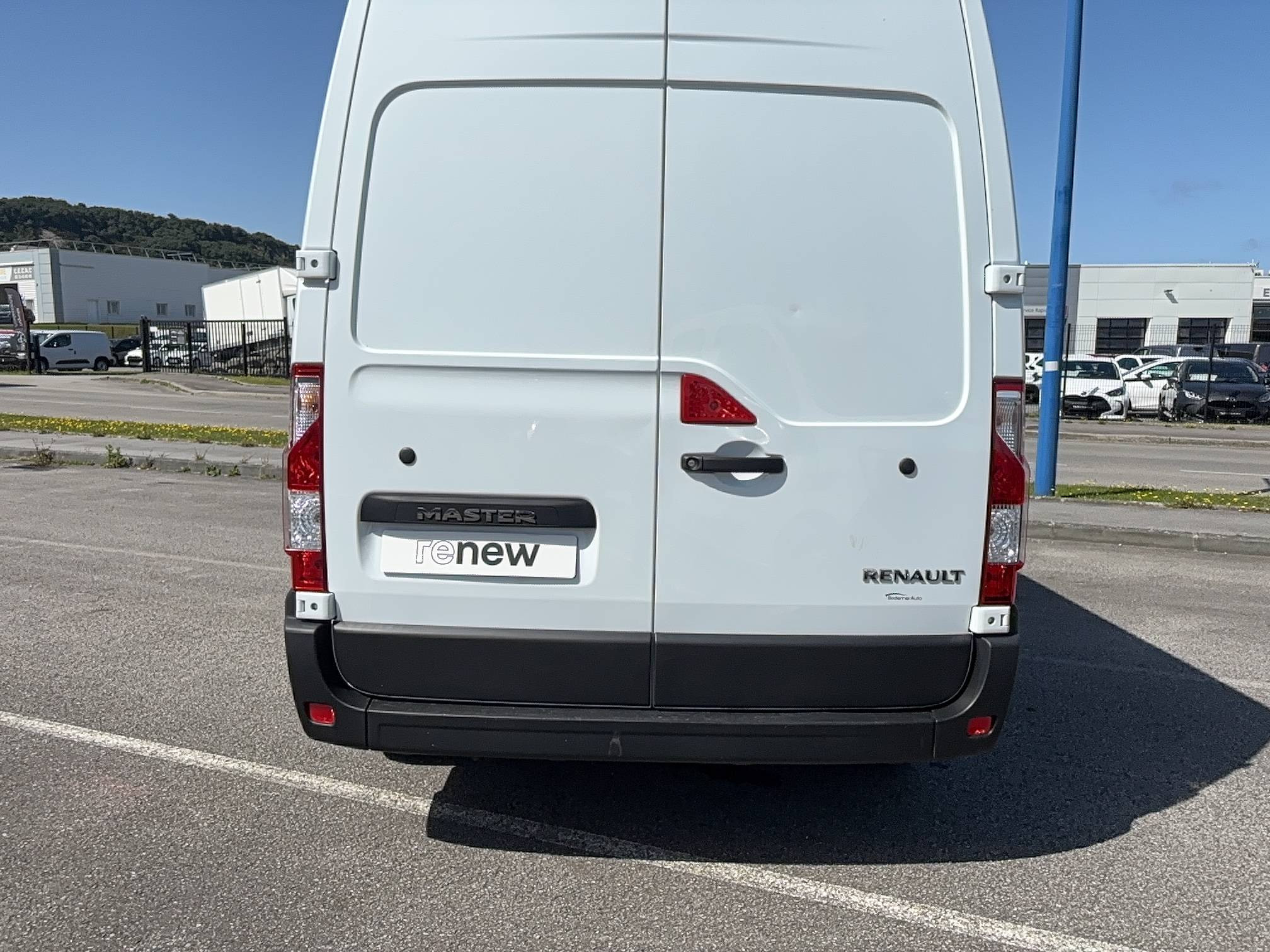 Vente en ligne Renault Master Fourgon MASTER FGN TRAC F3500 L2H2 BLUE DCI 135 au prix de 22 990 €
