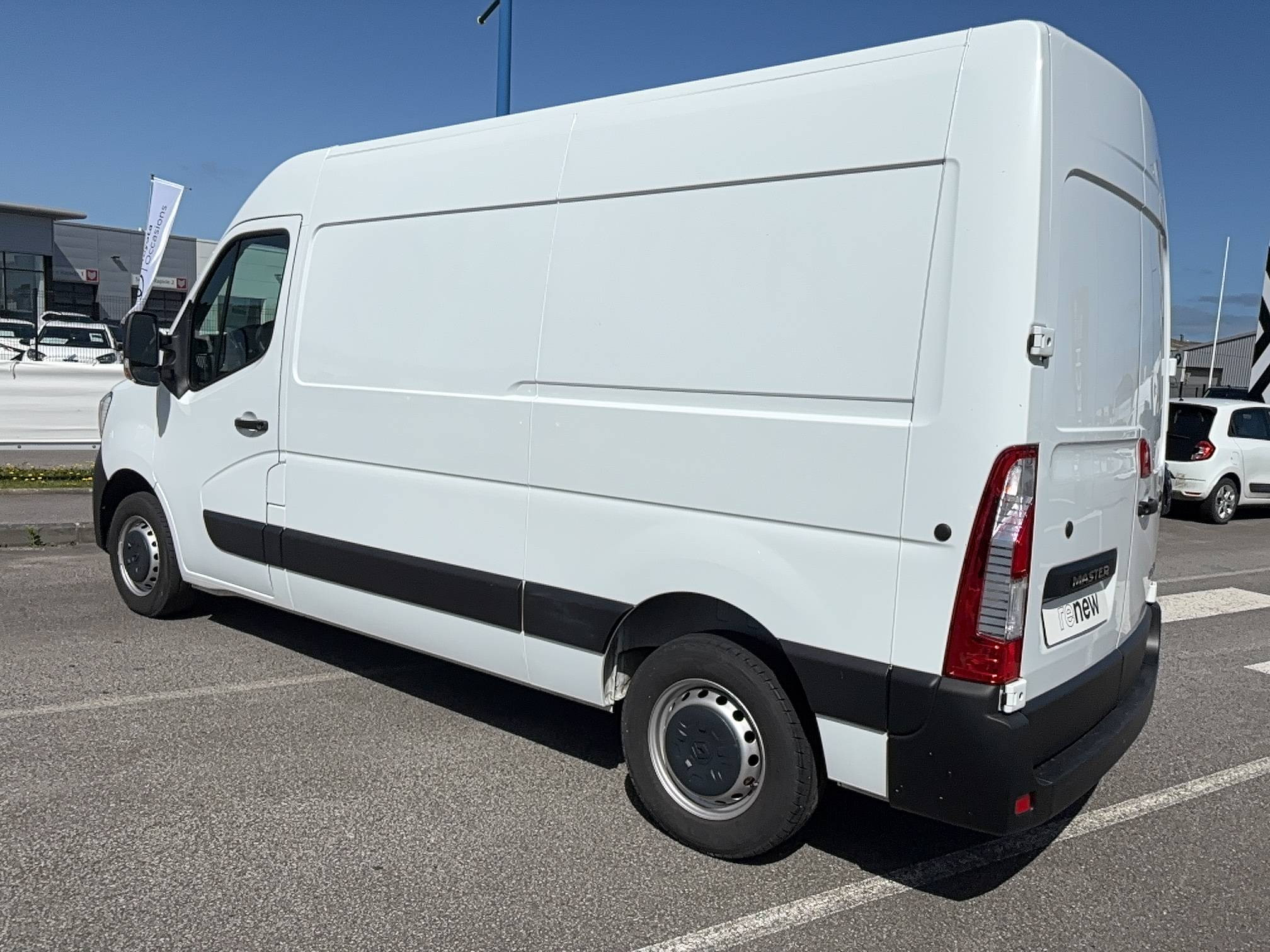 Vente en ligne Renault Master Fourgon MASTER FGN TRAC F3500 L2H2 BLUE DCI 135 au prix de 22 990 €