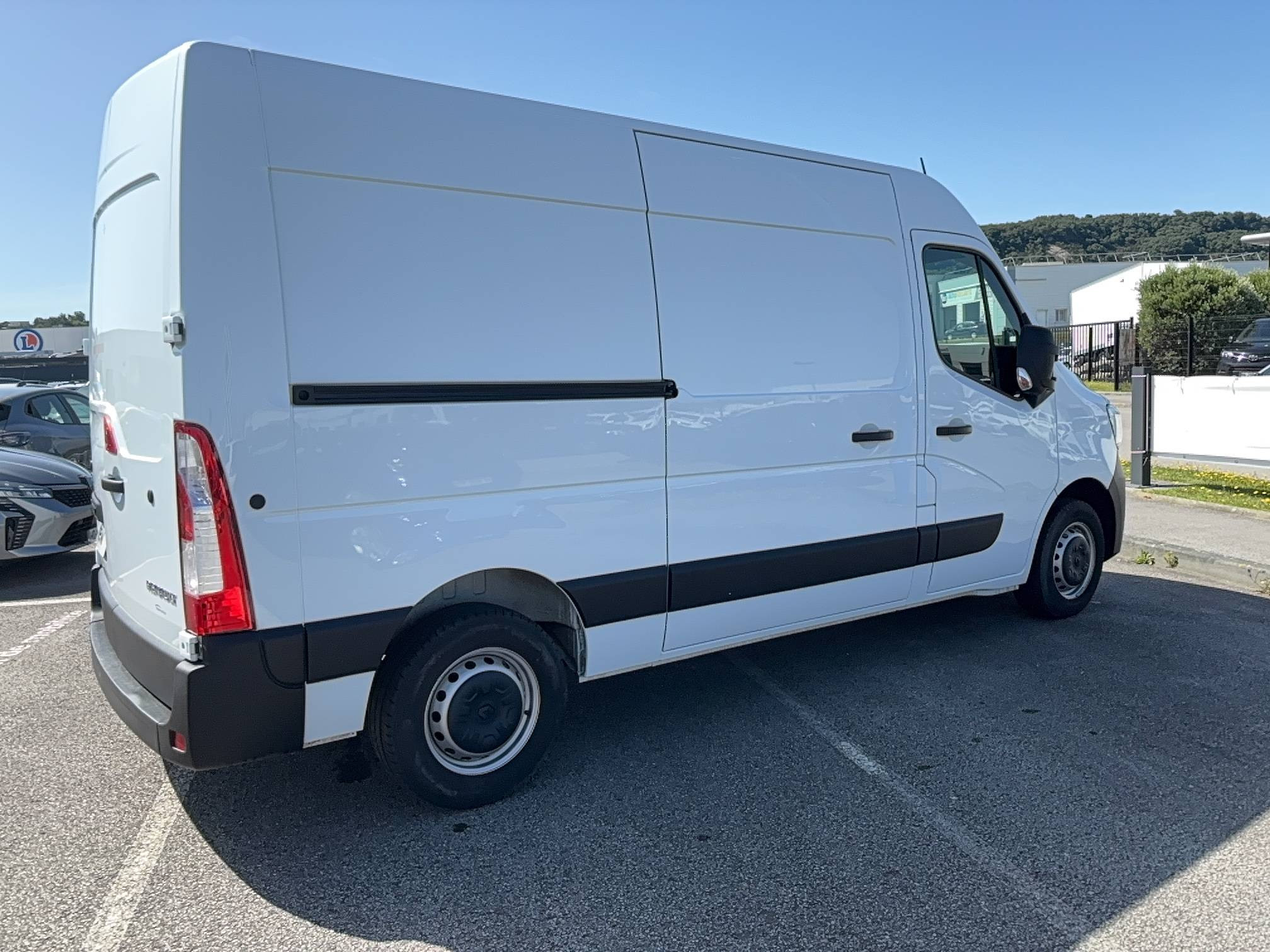 Vente en ligne Renault Master Fourgon MASTER FGN TRAC F3500 L2H2 BLUE DCI 135 au prix de 22 990 €