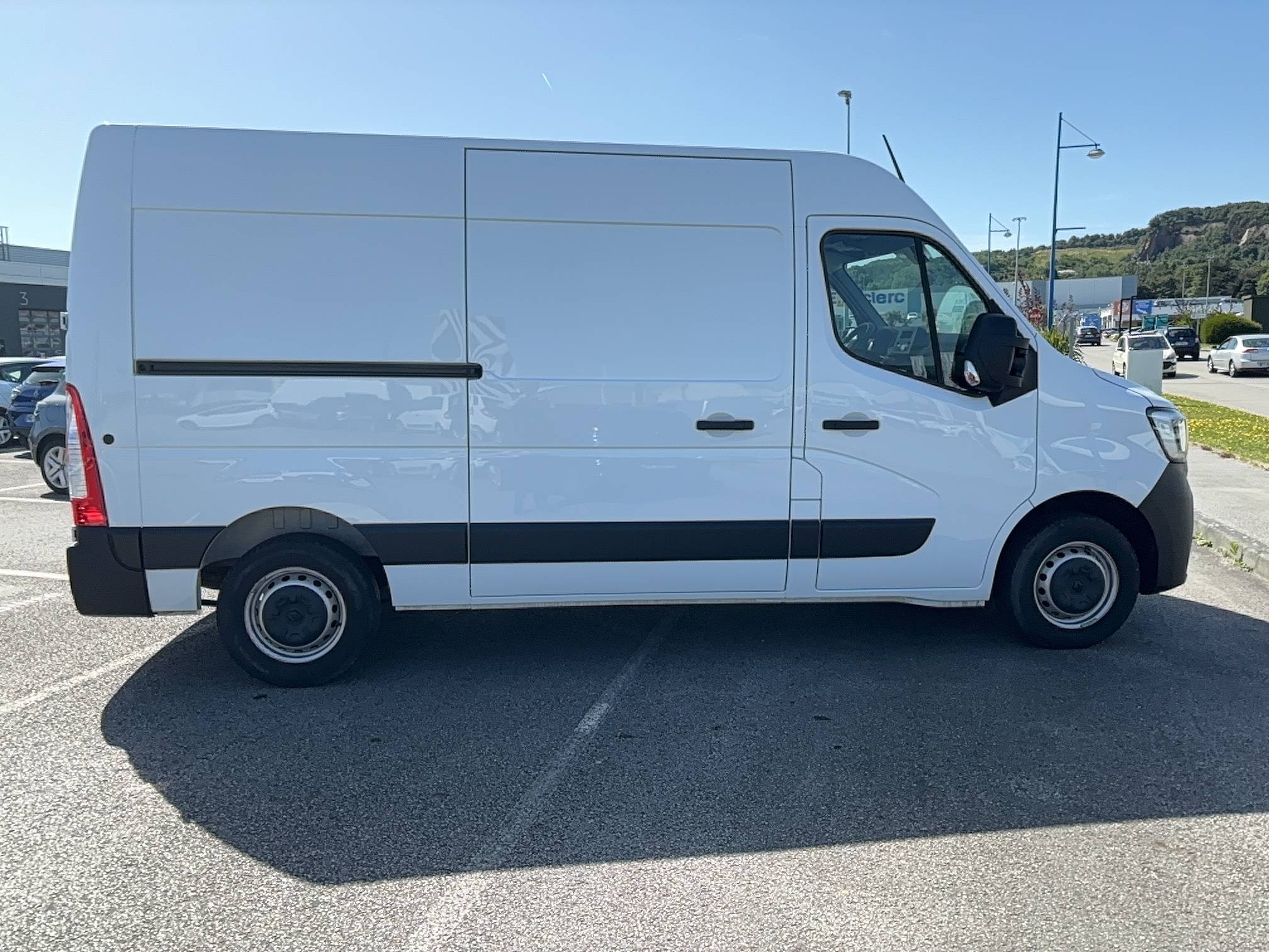 Vente en ligne Renault Master Fourgon MASTER FGN TRAC F3500 L2H2 BLUE DCI 135 au prix de 22 990 €