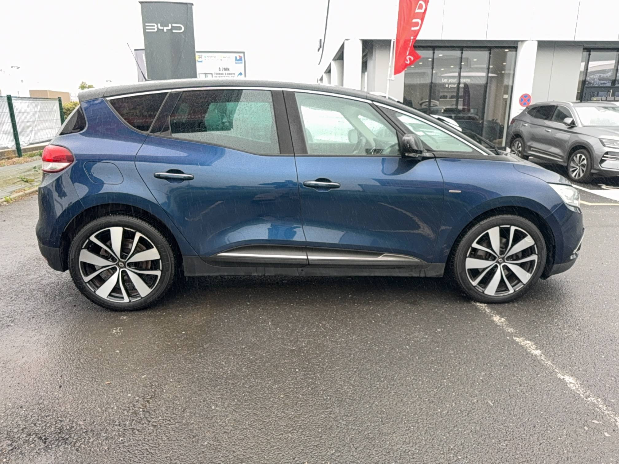 Vente en ligne Renault Scenic 4 Scenic TCe 140 FAP EDC au prix de 14 081 €