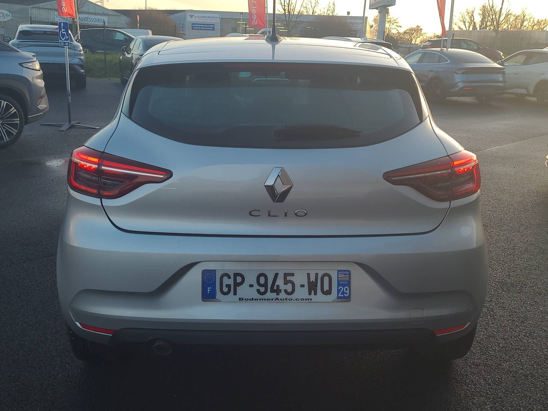 Vente en ligne Renault Clio 5 Clio TCe 90 au prix de 13 490 €
