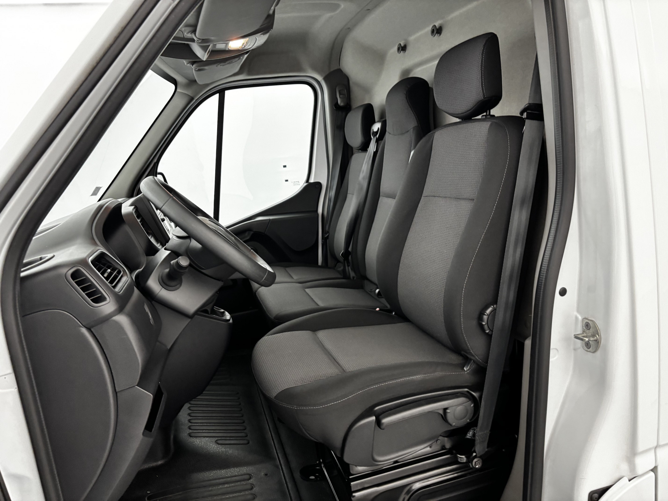 Vente en ligne Renault Master Fourgon MASTER FGN TRAC F3300 L2H2 BLUE DCI 135 au prix de 20 990 €