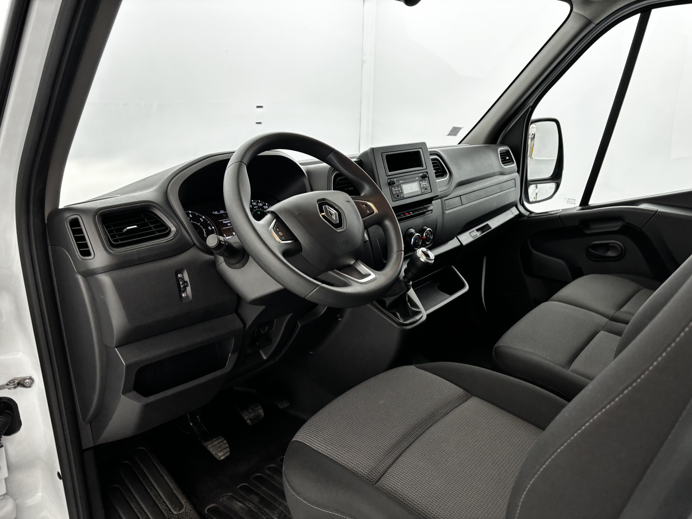 Vente en ligne Renault Master Fourgon MASTER FGN TRAC F3300 L2H2 BLUE DCI 135 au prix de 20 990 €