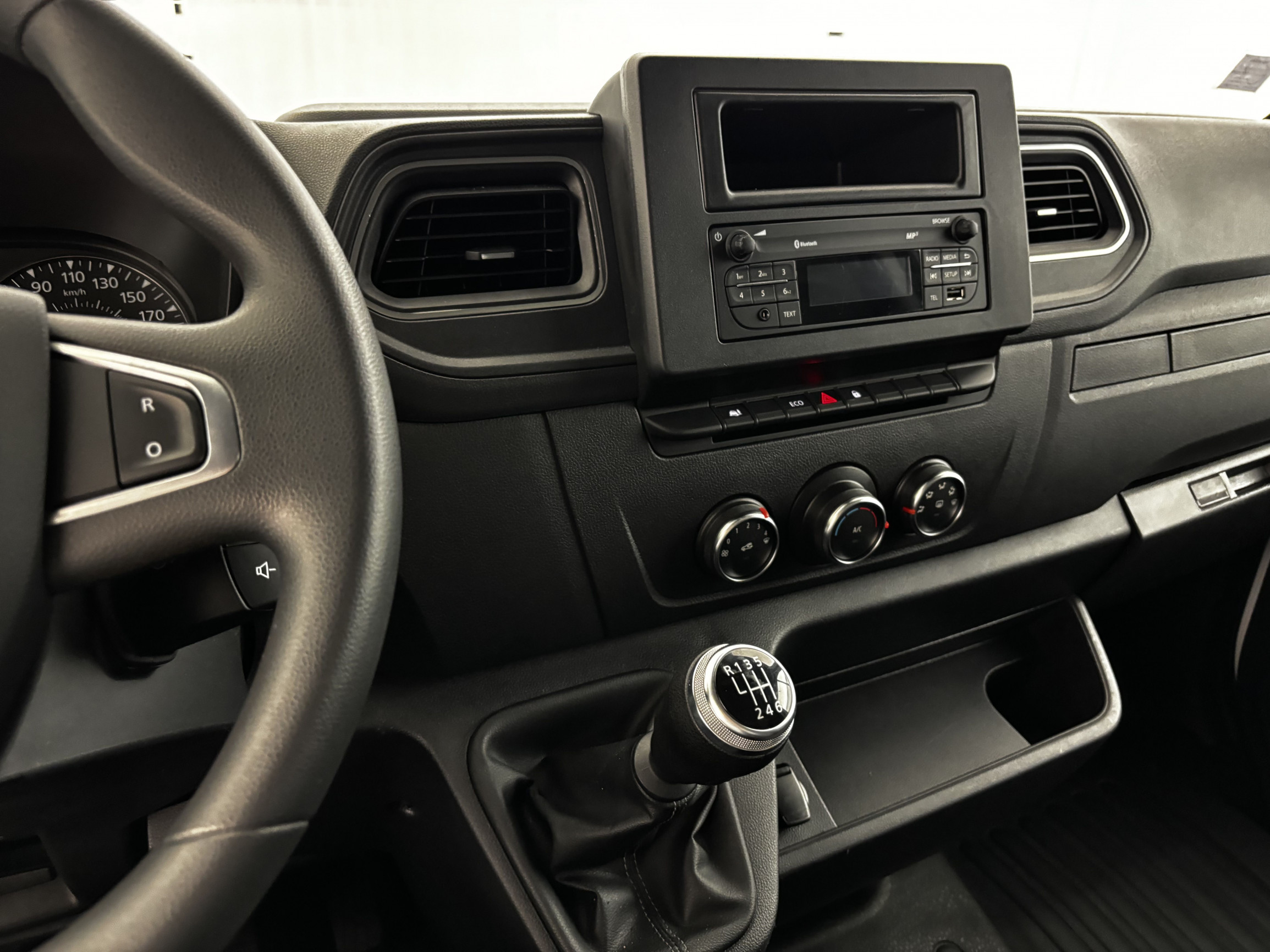 Vente en ligne Renault Master Fourgon MASTER FGN TRAC F3300 L2H2 BLUE DCI 135 au prix de 20 990 €