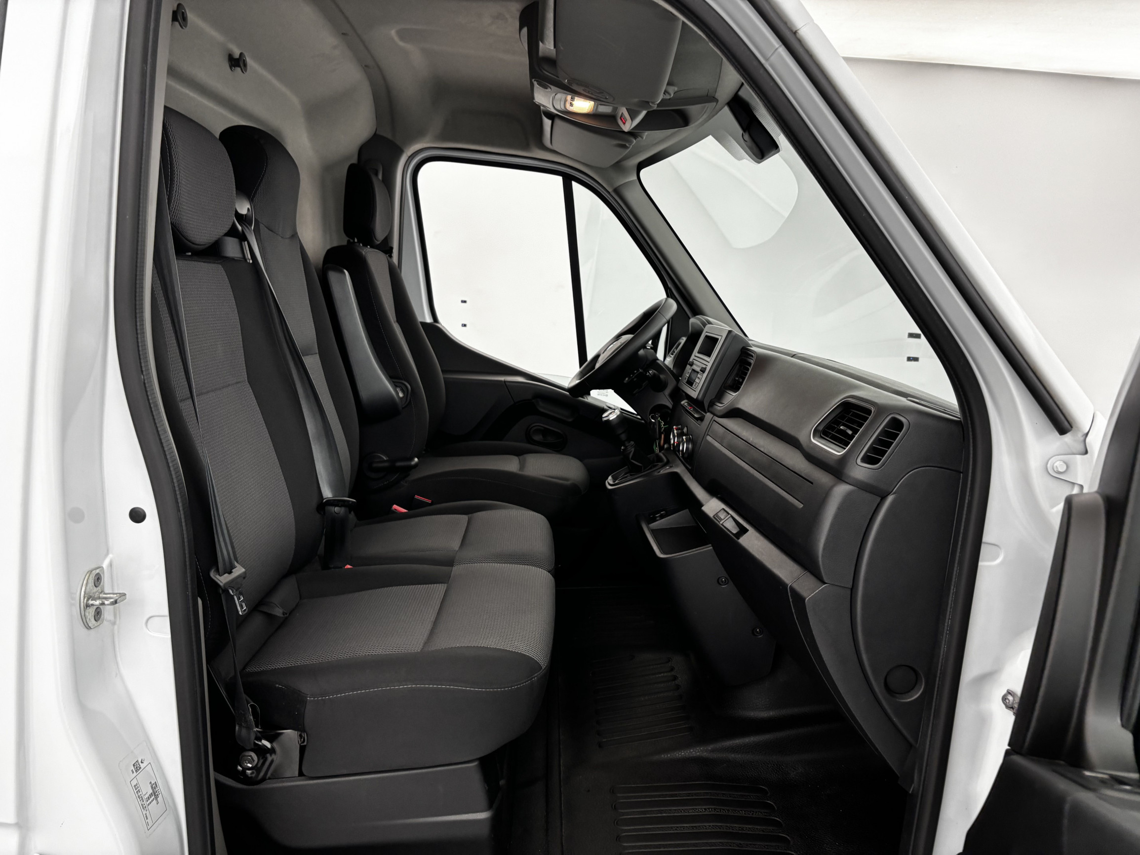 Vente en ligne Renault Master Fourgon MASTER FGN TRAC F3300 L2H2 BLUE DCI 135 au prix de 20 990 €