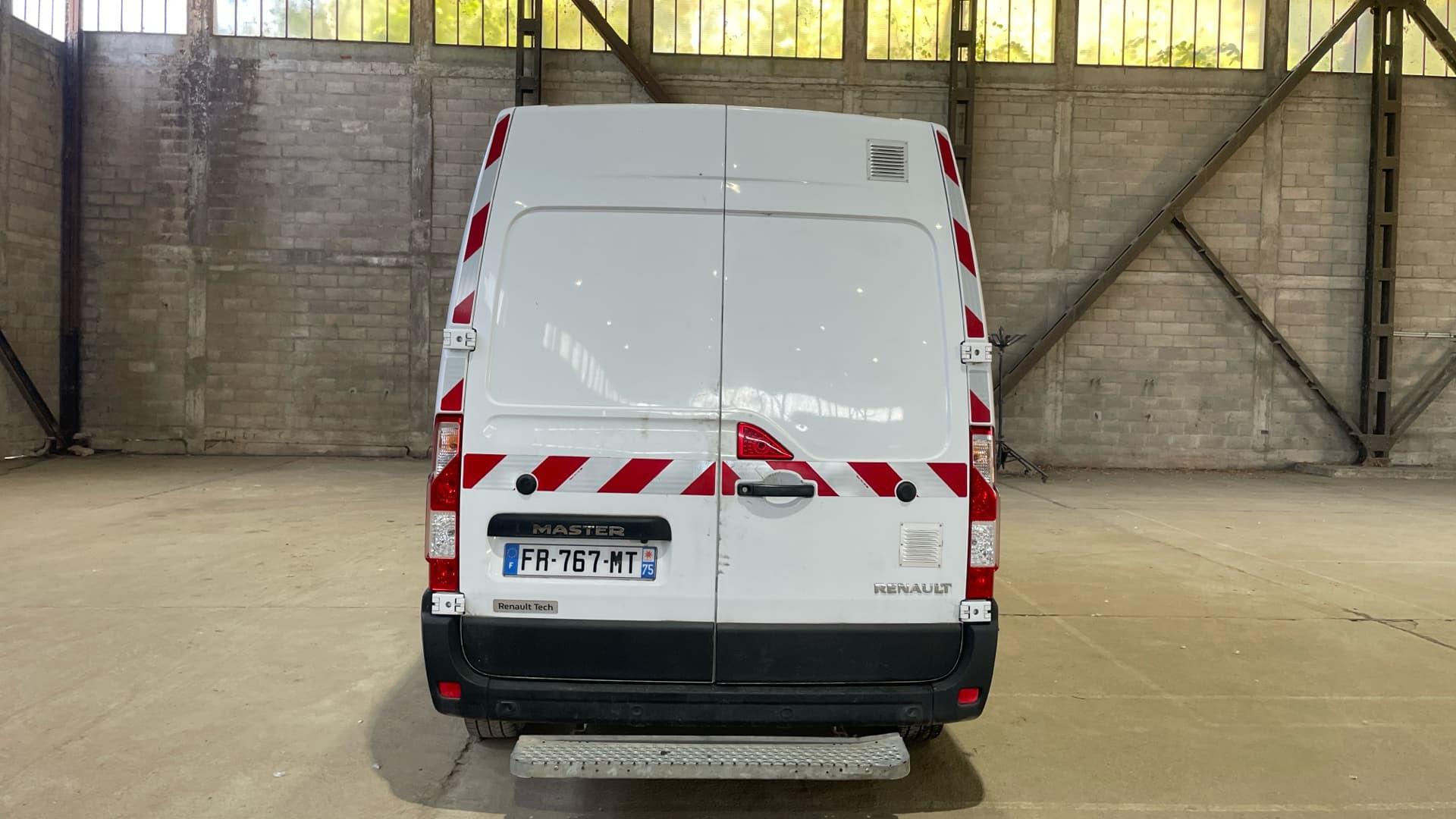 Vente en ligne Renault Master Fourgon MASTER CA TRAC F3500 L3H2 DCI 135 au prix de 26 990 €