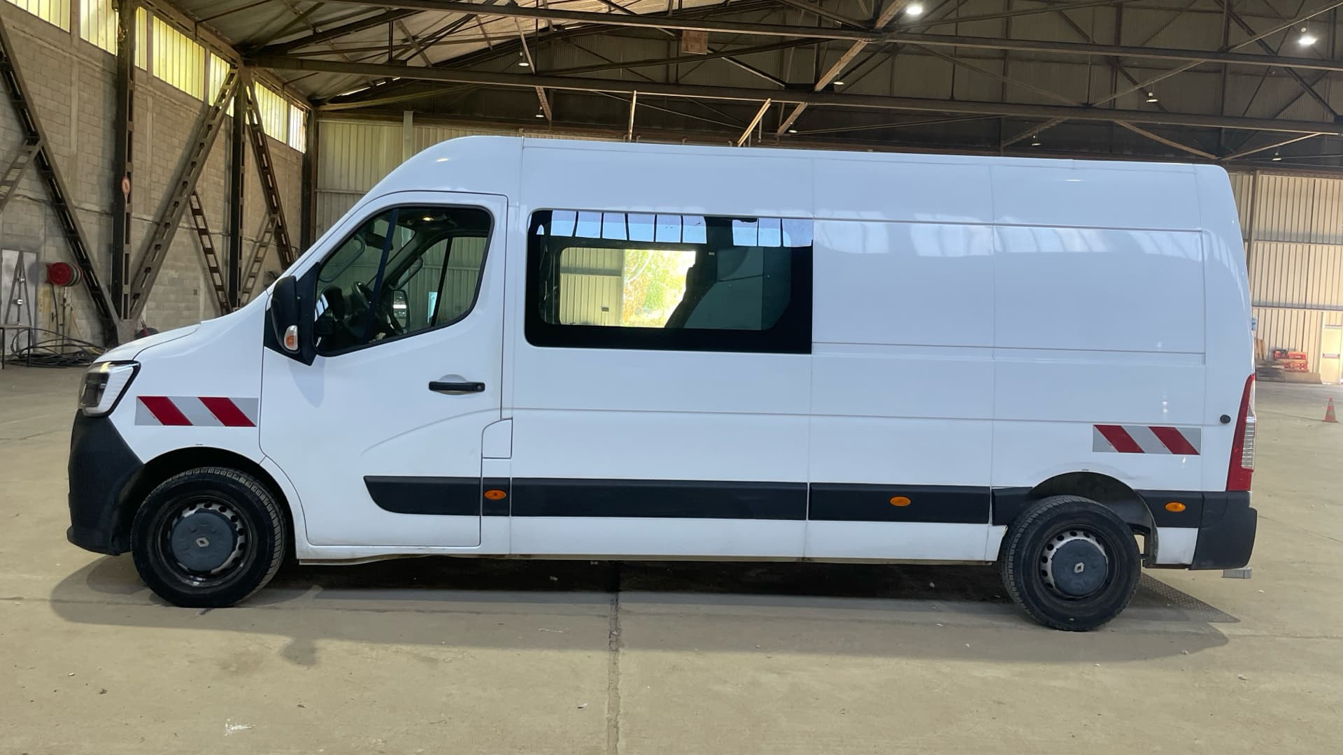 Vente en ligne Renault Master Fourgon MASTER CA TRAC F3500 L3H2 DCI 135 au prix de 26 990 €