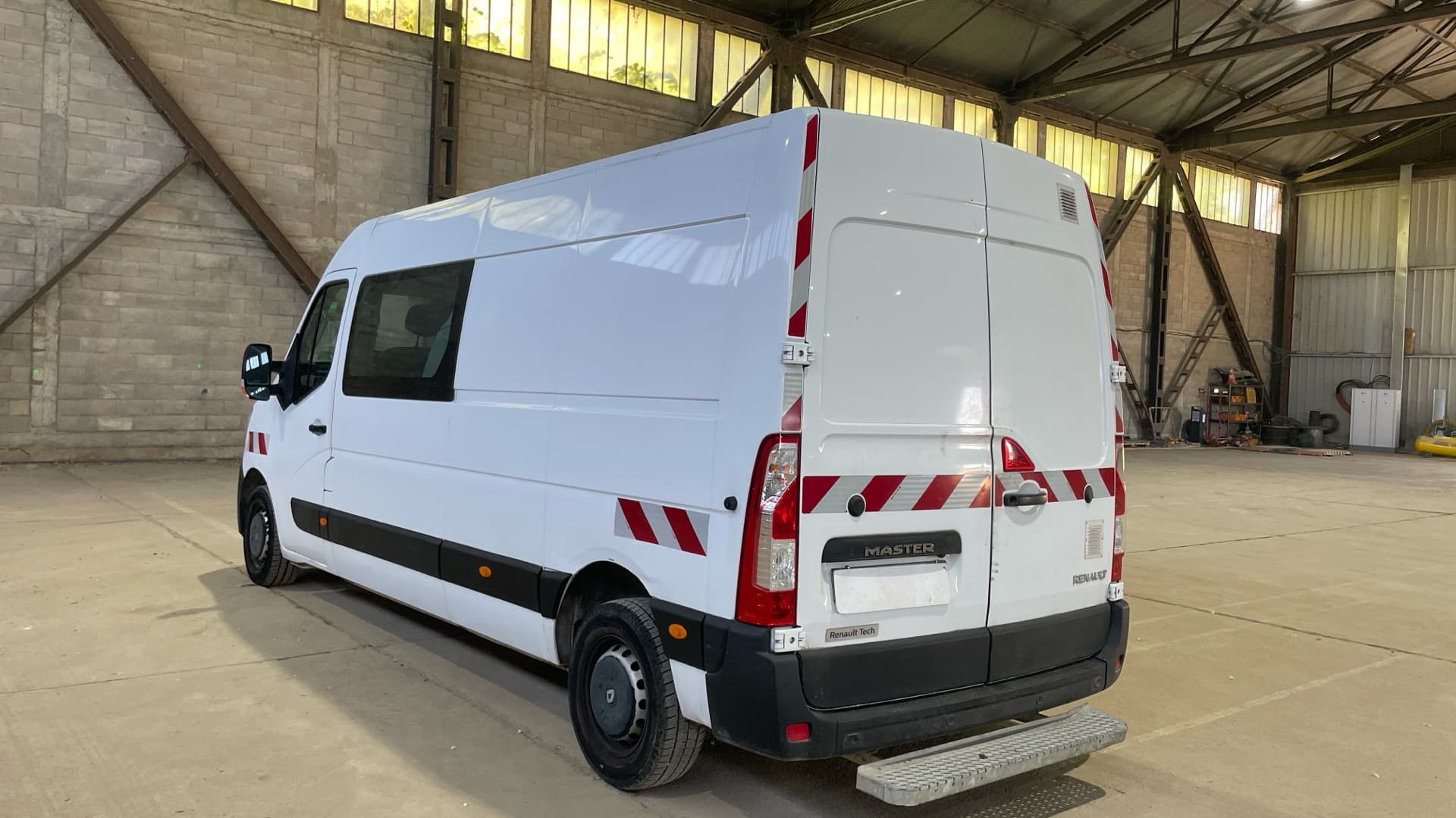 Vente en ligne Renault Master Fourgon MASTER CA TRAC F3500 L3H2 DCI 135 au prix de 26 990 €