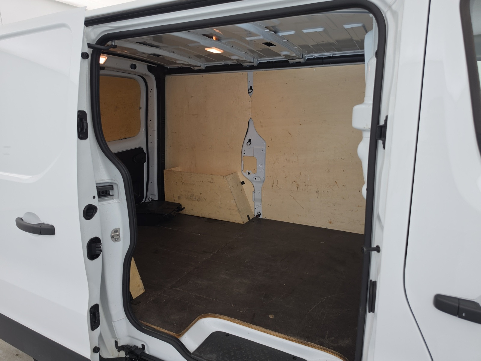 Vente en ligne Renault Trafic 3 Fourgon TRAFIC FG BLUE DCI 130 L1H1 3T GSR2 au prix de 22 990 €