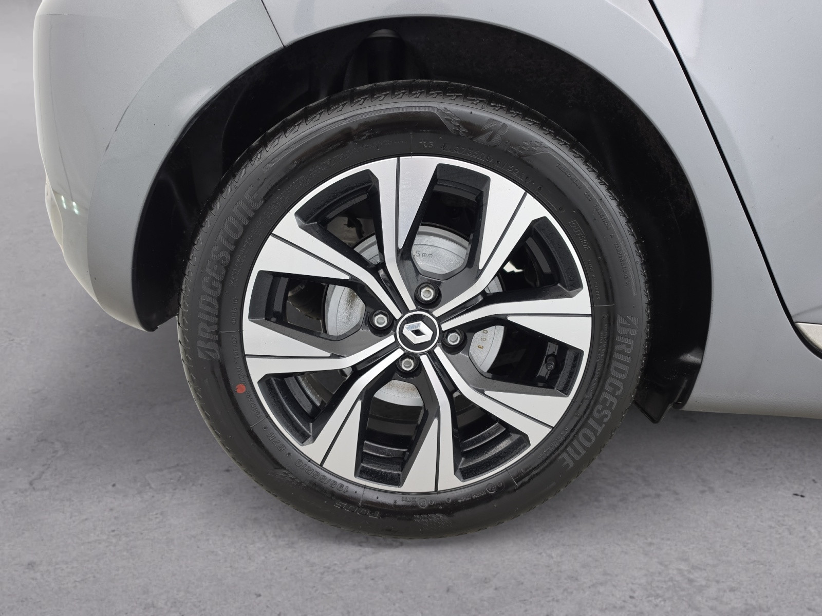 Vente en ligne Renault Clio 5 Clio E-Tech full hybrid 145 au prix de 16 790 €