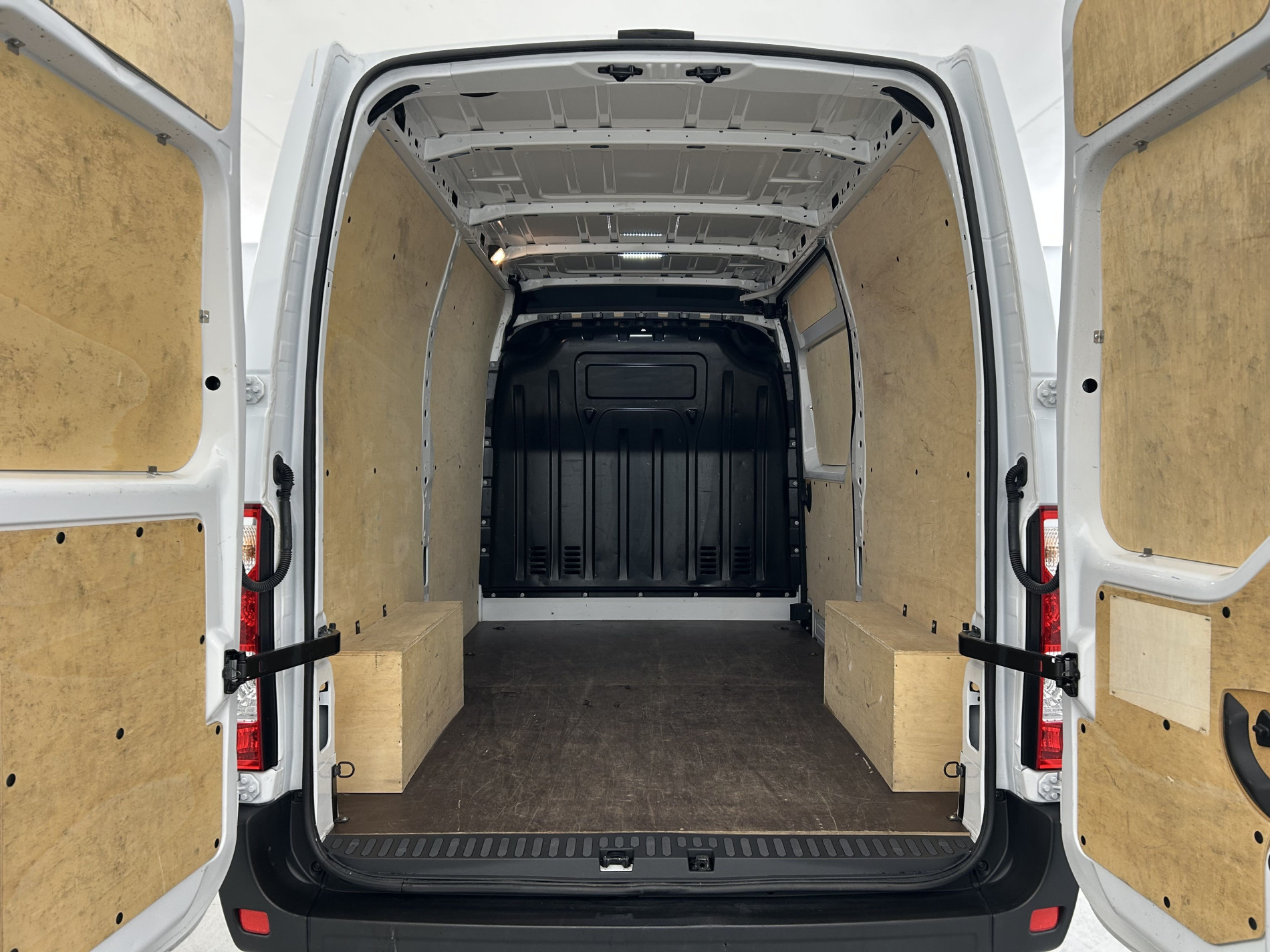 Vente en ligne Renault Master Fourgon MASTER FGN TRAC F3500 L2H2 BLUE DCI 135 au prix de 20 990 €
