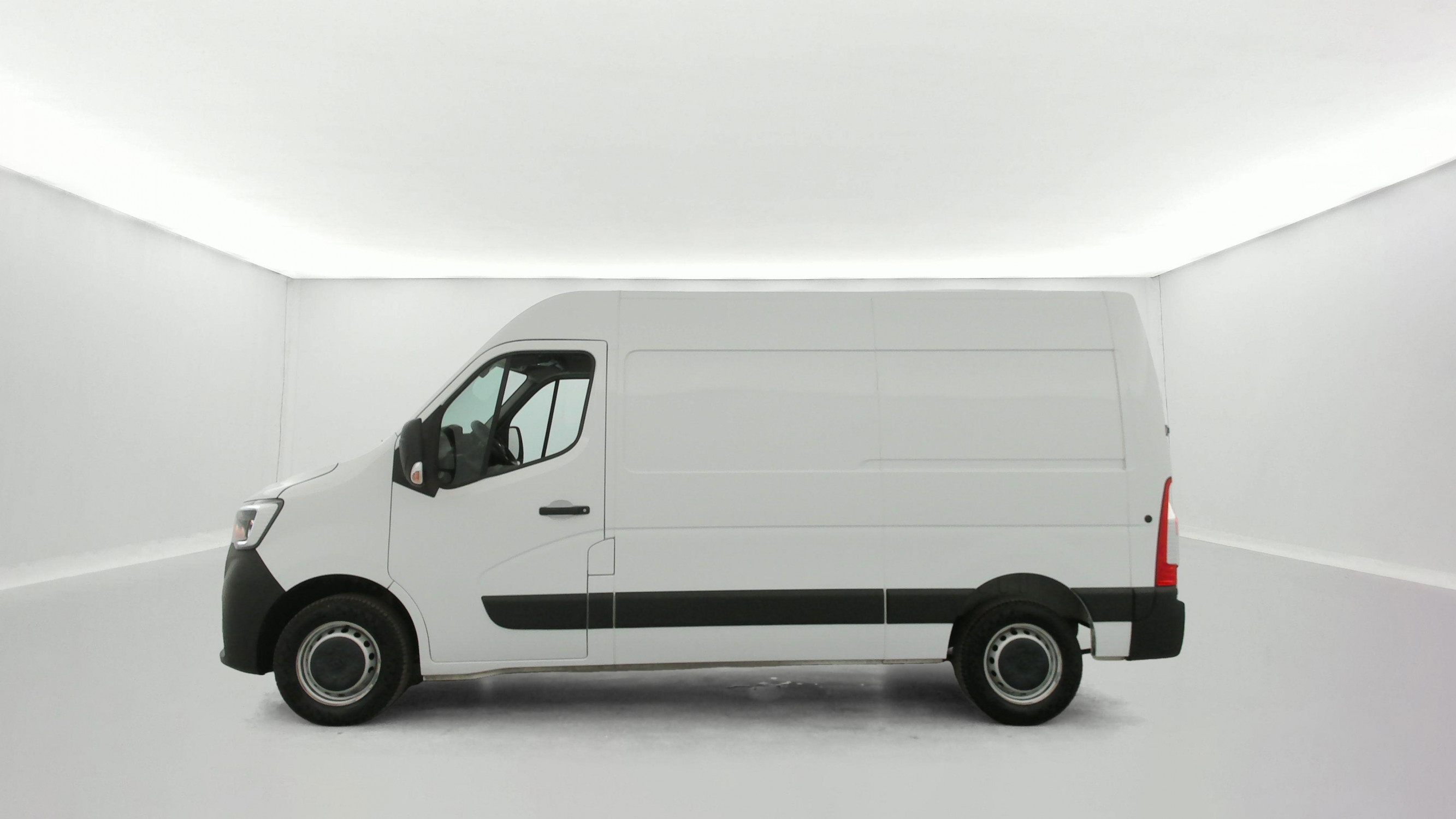 Vente en ligne Renault Master Fourgon MASTER FGN TRAC F3500 L2H2 BLUE DCI 135 au prix de 20 990 €