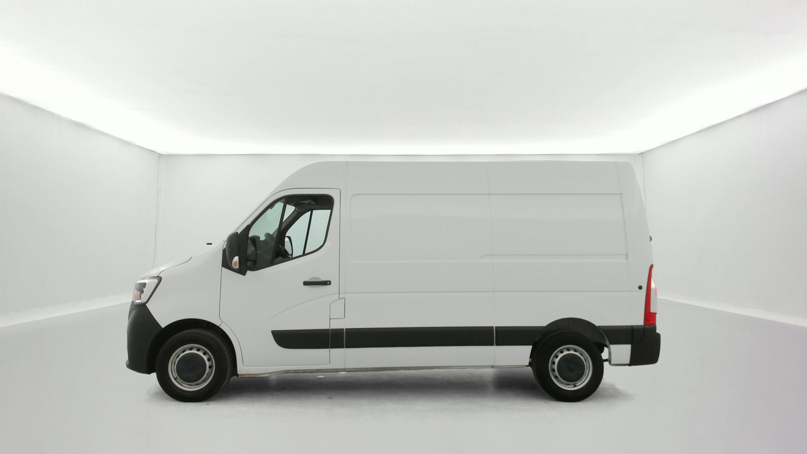 Vente en ligne Renault Master Fourgon MASTER FGN TRAC F3500 L2H2 BLUE DCI 135 au prix de 20 990 €