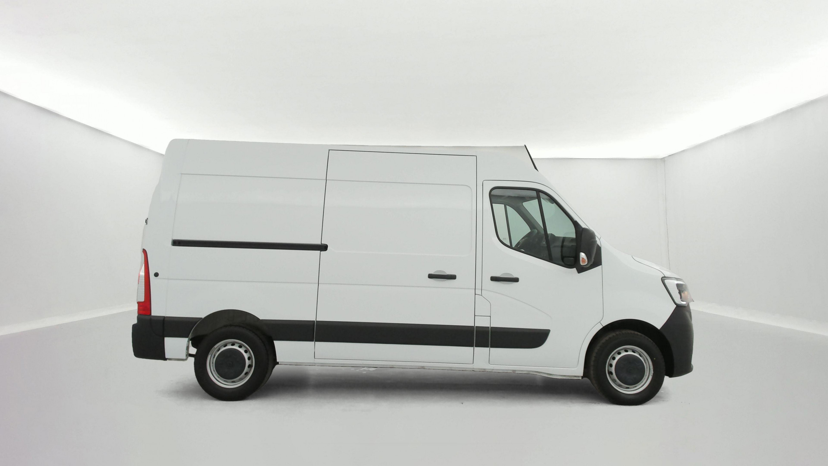 Vente en ligne Renault Master Fourgon MASTER FGN TRAC F3500 L2H2 BLUE DCI 135 au prix de 20 990 €