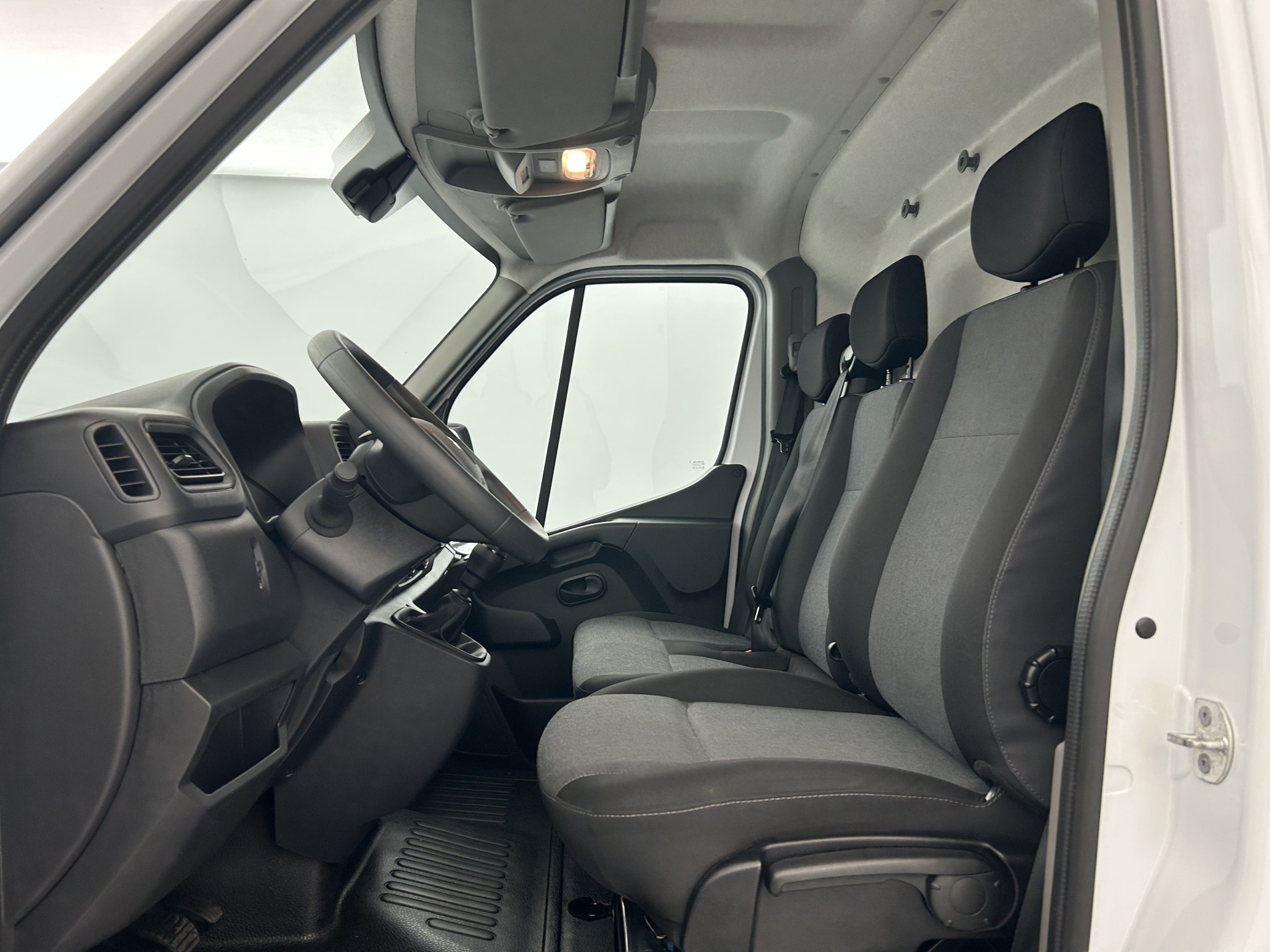 Vente en ligne Renault Master Fourgon MASTER FGN TRAC F3500 L2H2 BLUE DCI 135 au prix de 20 990 €