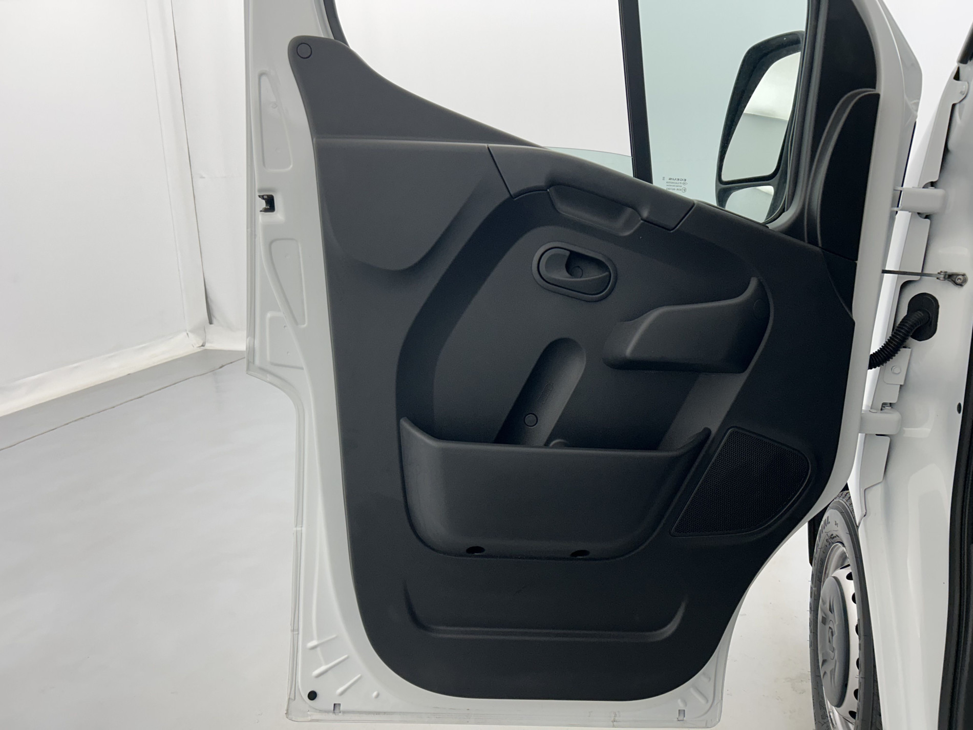 Vente en ligne Renault Master Fourgon MASTER FGN TRAC F3500 L2H2 BLUE DCI 135 au prix de 20 990 €