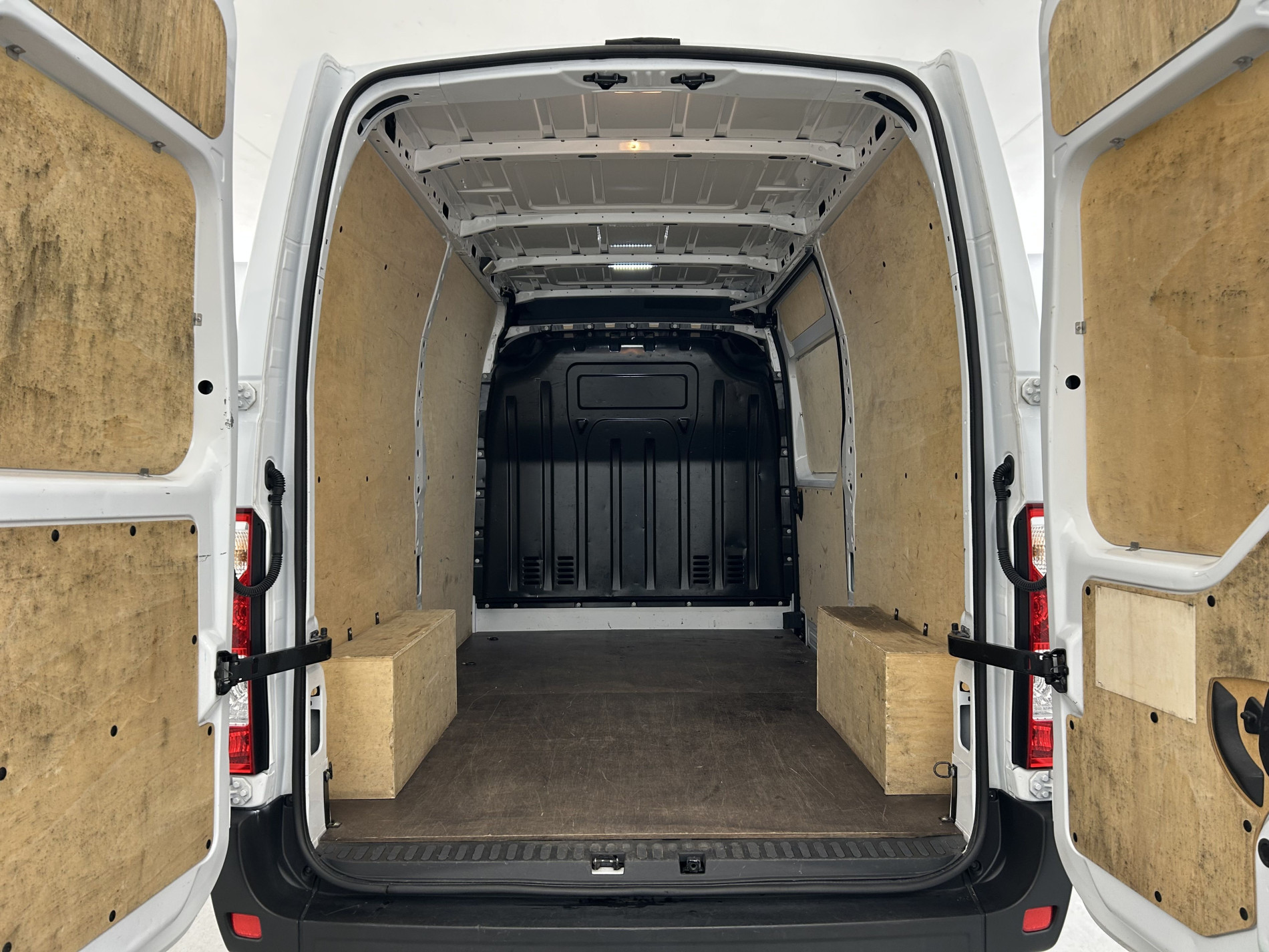 Vente en ligne Renault Master Fourgon MASTER FGN TRAC F3500 L2H2 BLUE DCI 135 au prix de 20 990 €