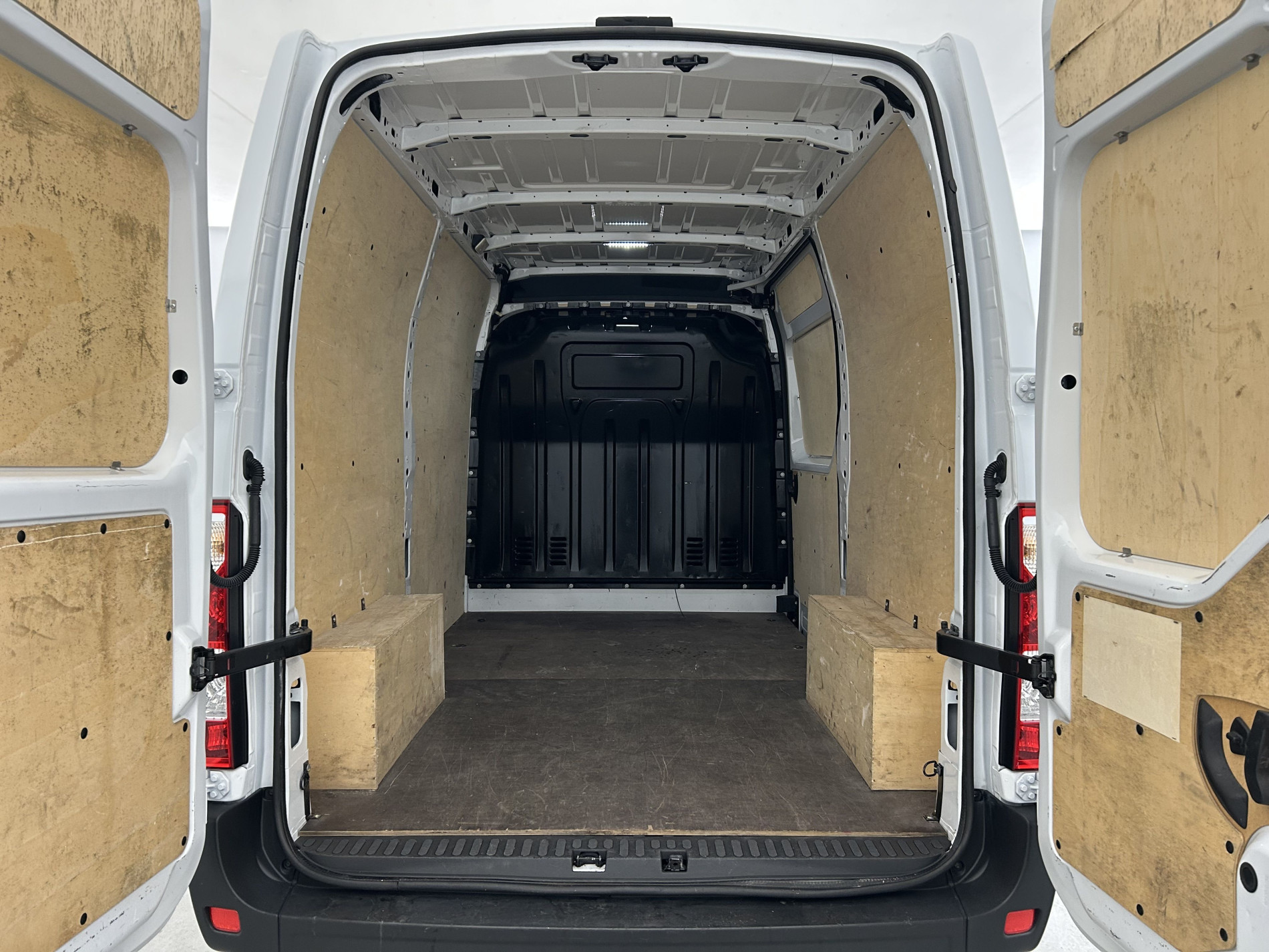 Vente en ligne Renault Master Fourgon MASTER FGN TRAC F3500 L2H2 BLUE DCI 135 au prix de 20 990 €