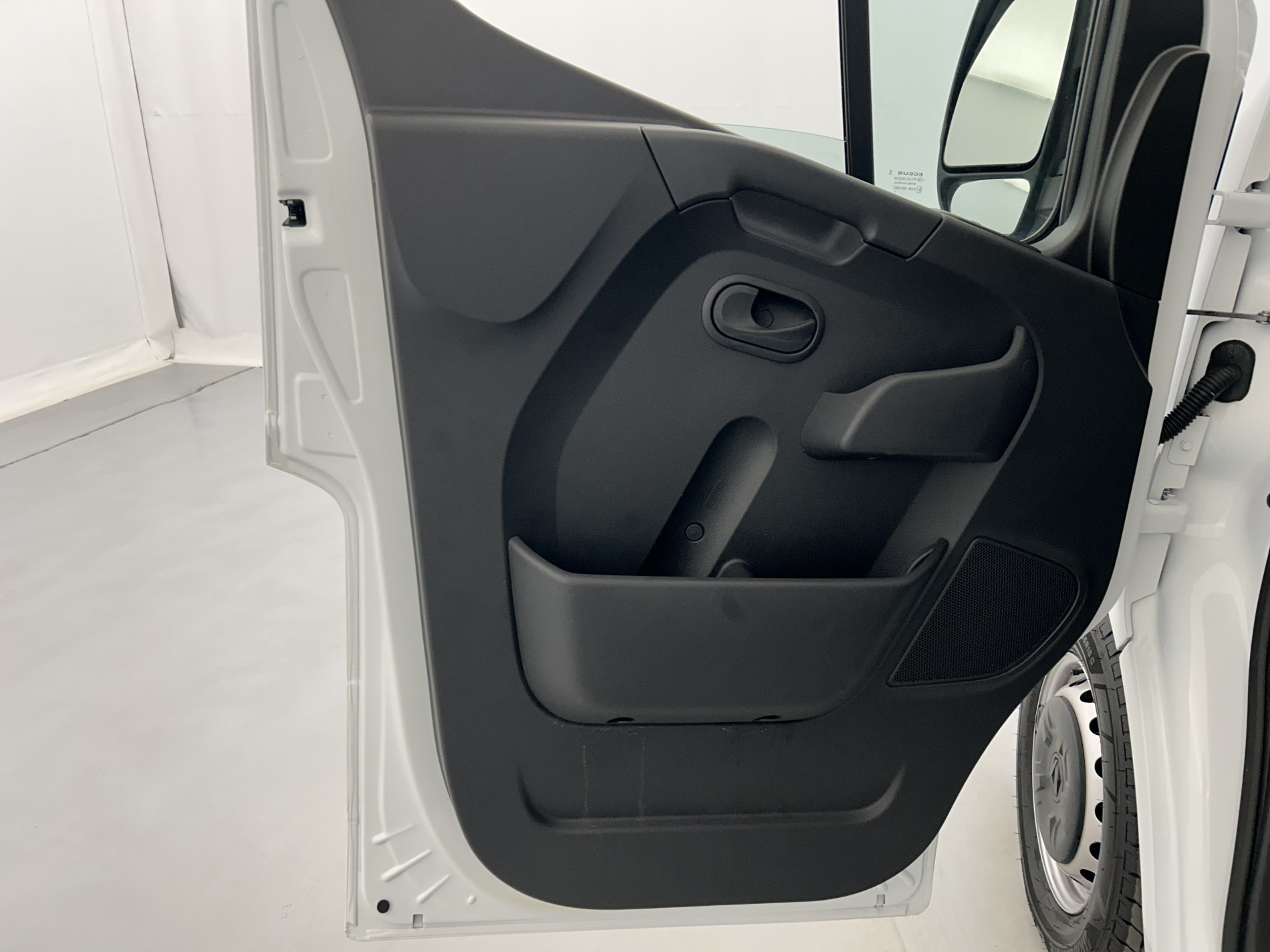 Vente en ligne Renault Master Fourgon MASTER FGN TRAC F3500 L3H3 BLUE DCI 135 au prix de 24 990 €