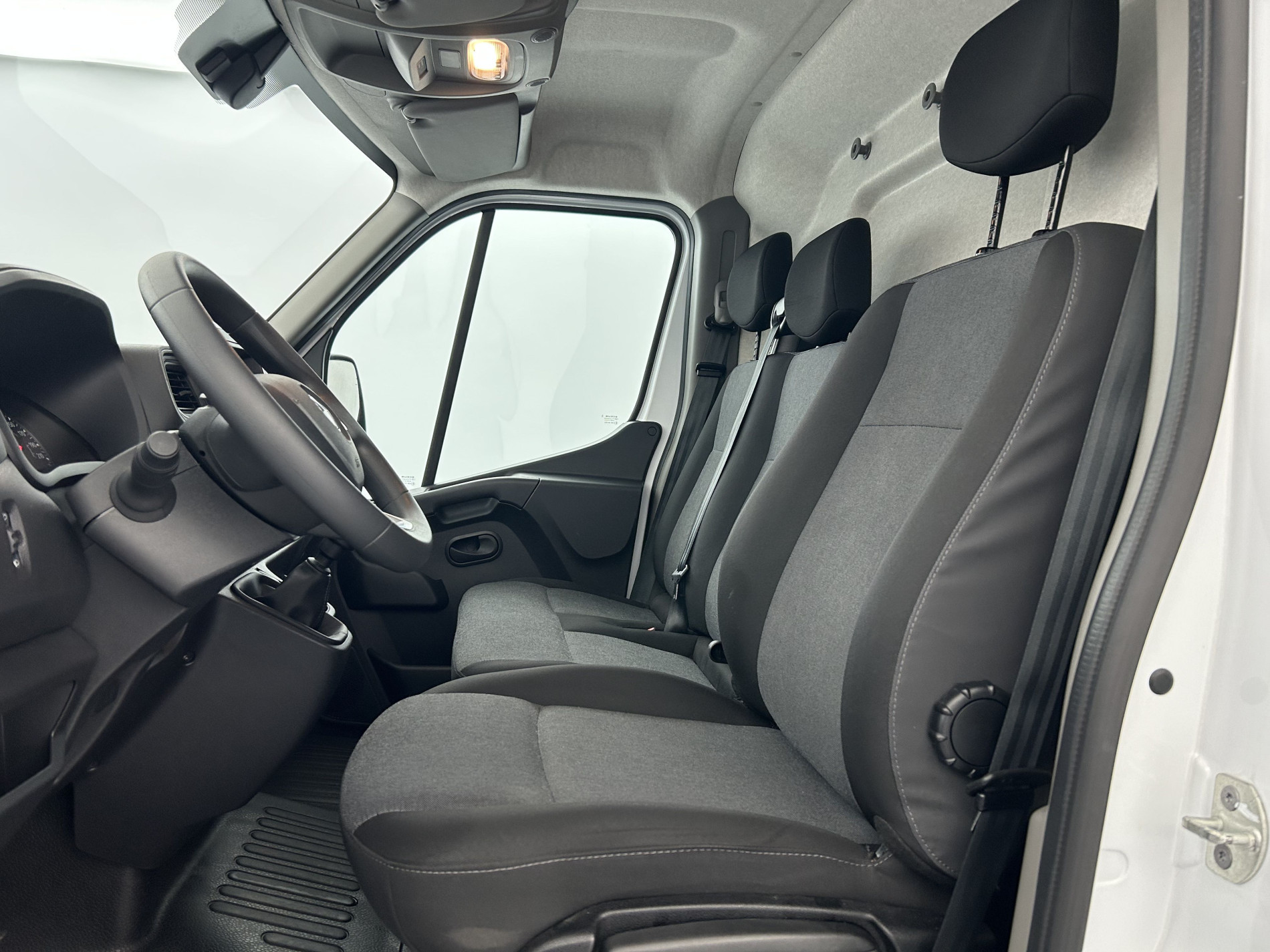 Vente en ligne Renault Master Fourgon MASTER FGN TRAC F3500 L3H3 BLUE DCI 135 au prix de 24 990 €