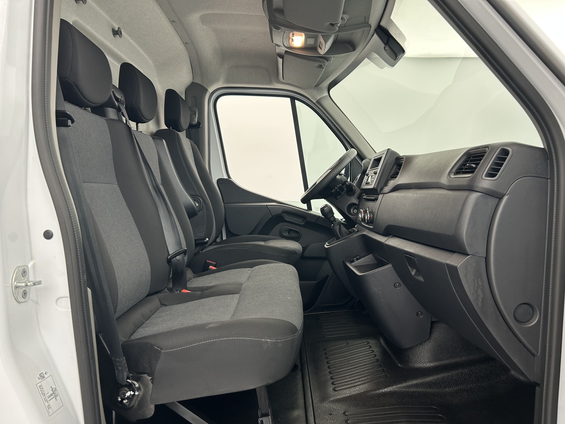 Vente en ligne Renault Master Fourgon MASTER FGN TRAC F3500 L2H2 BLUE DCI 135 au prix de 20 990 €