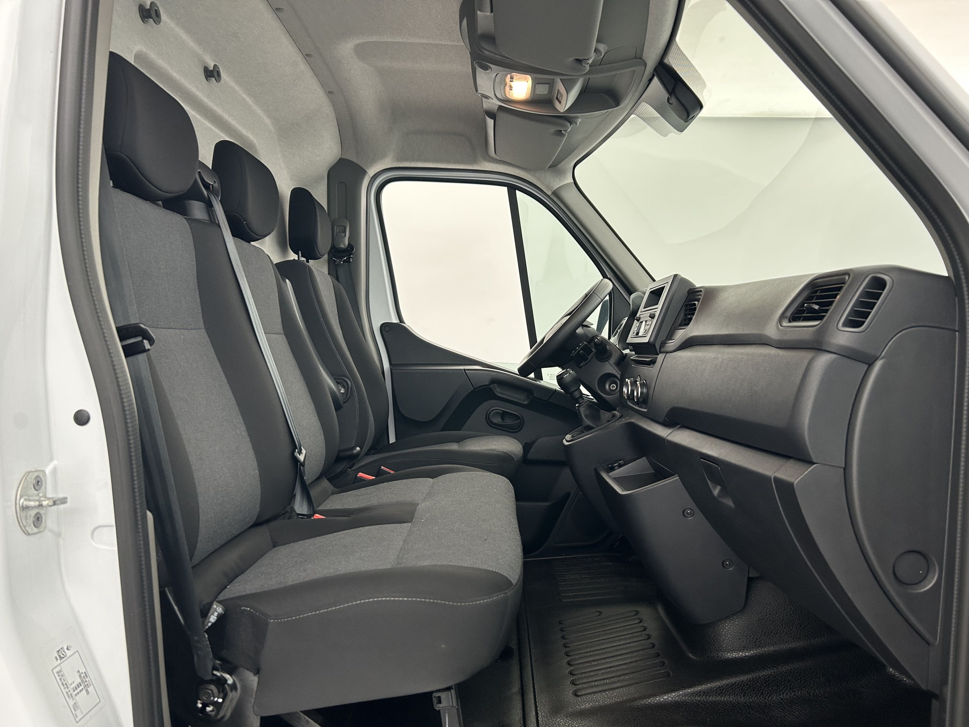 Vente en ligne Renault Master Fourgon MASTER FGN TRAC F3500 L2H2 BLUE DCI 135 au prix de 20 990 €
