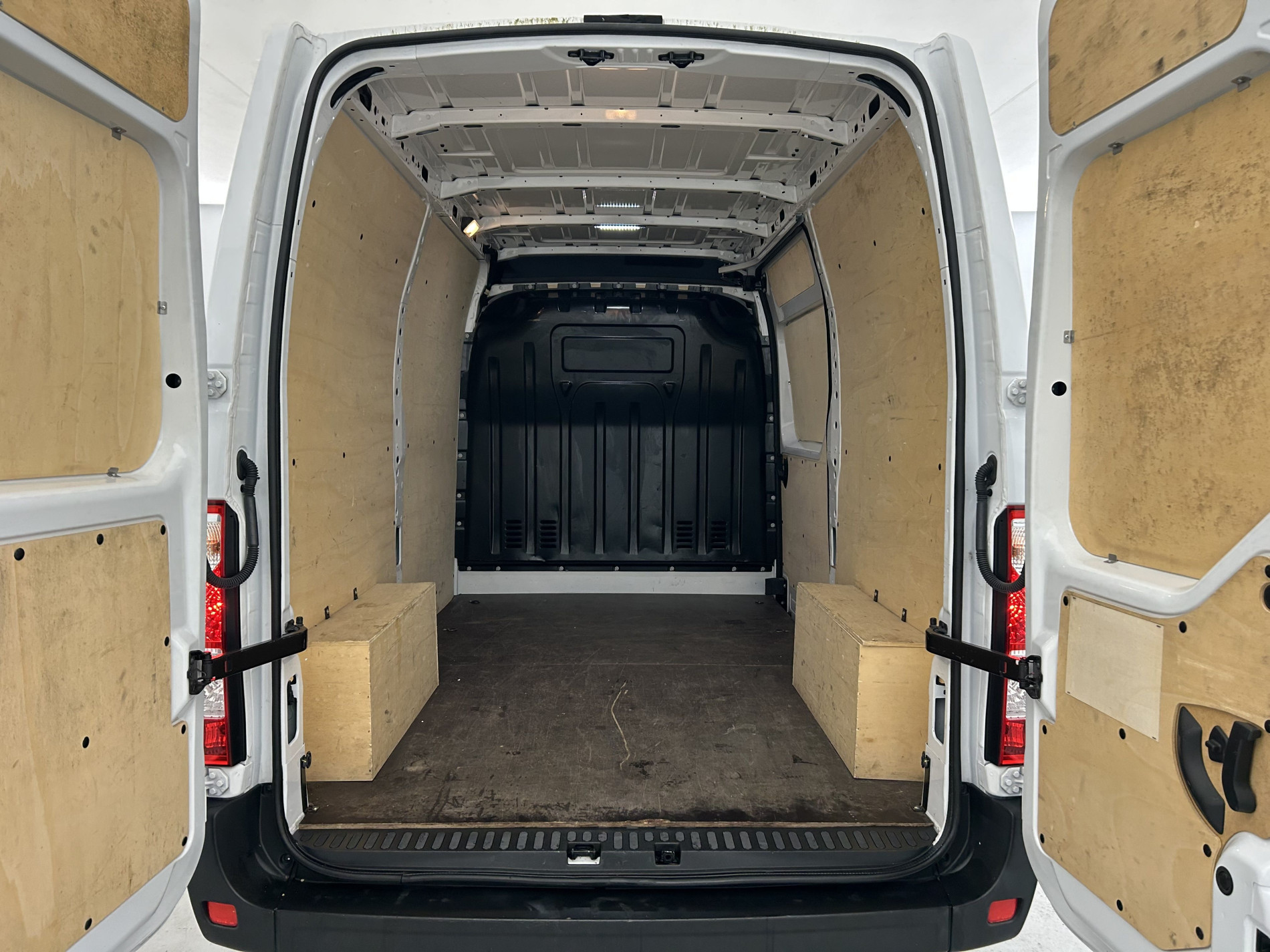 Vente en ligne Renault Master Fourgon MASTER FGN TRAC F3500 L2H2 BLUE DCI 135 au prix de 20 990 €