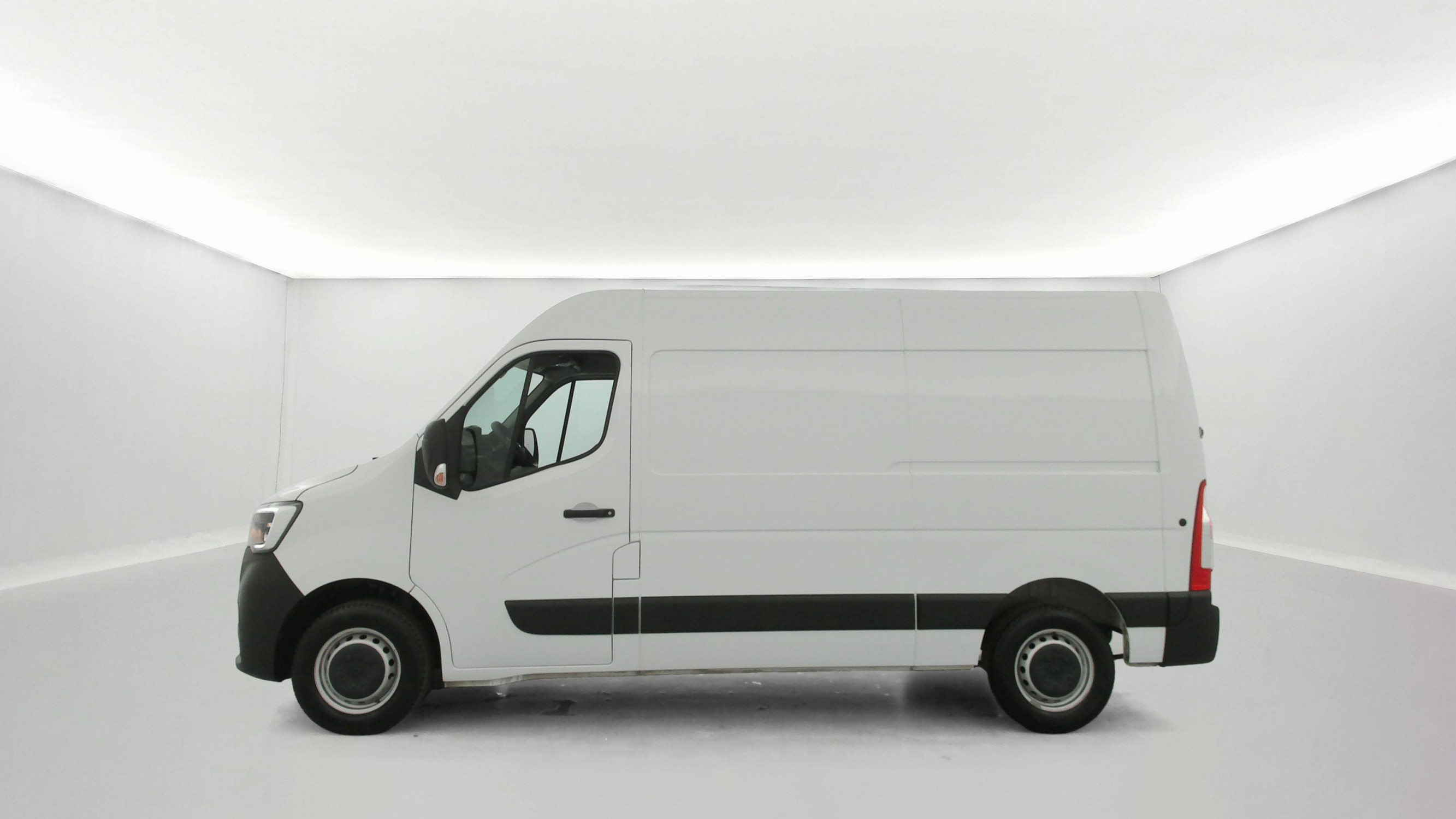 Vente en ligne Renault Master Fourgon MASTER FGN TRAC F3500 L2H2 BLUE DCI 135 au prix de 20 990 €